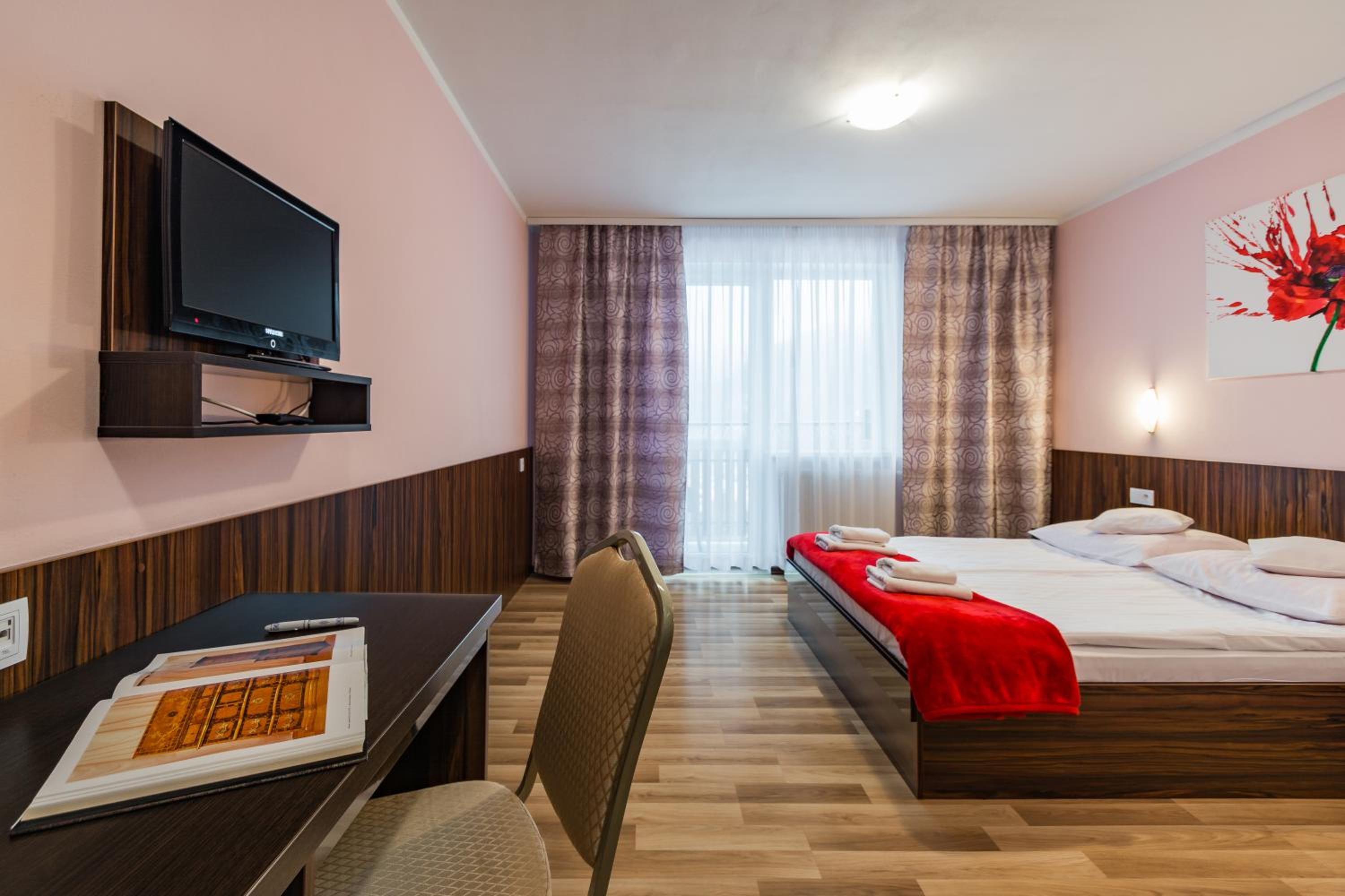 Queen Room with Balcony photo 3