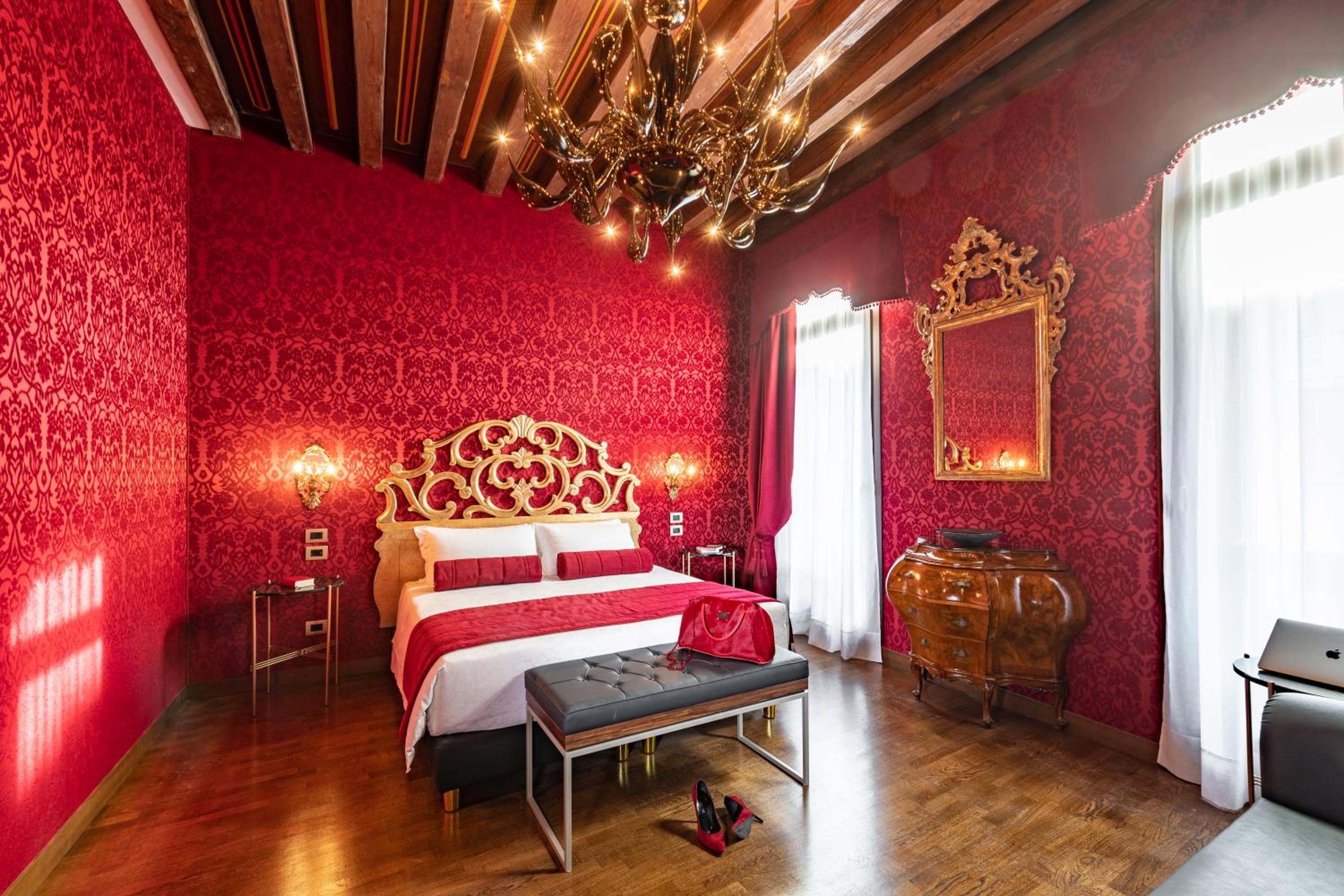 Deluxe Double or Twin Room with Canal View thumbnail 5