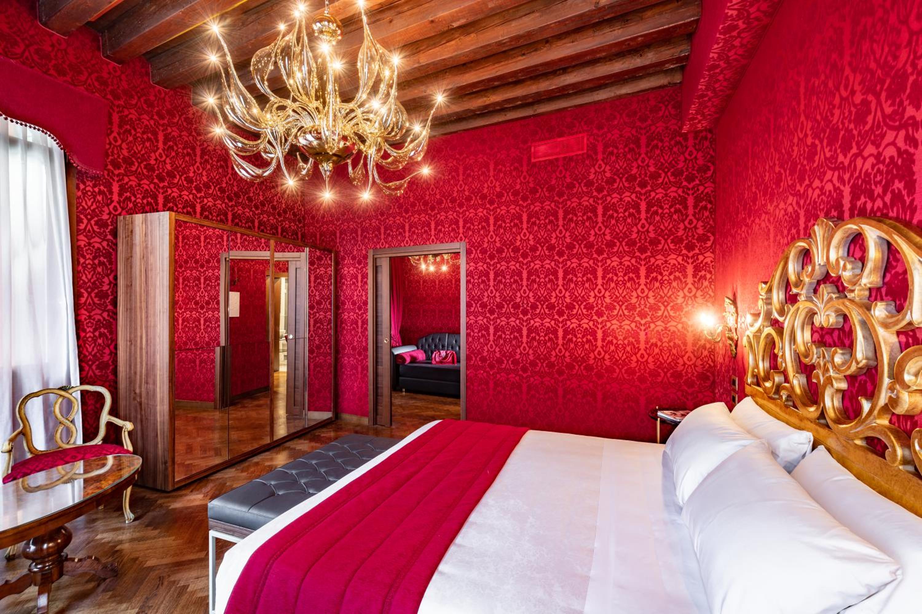 Junior Suite with Canal View thumbnail 6