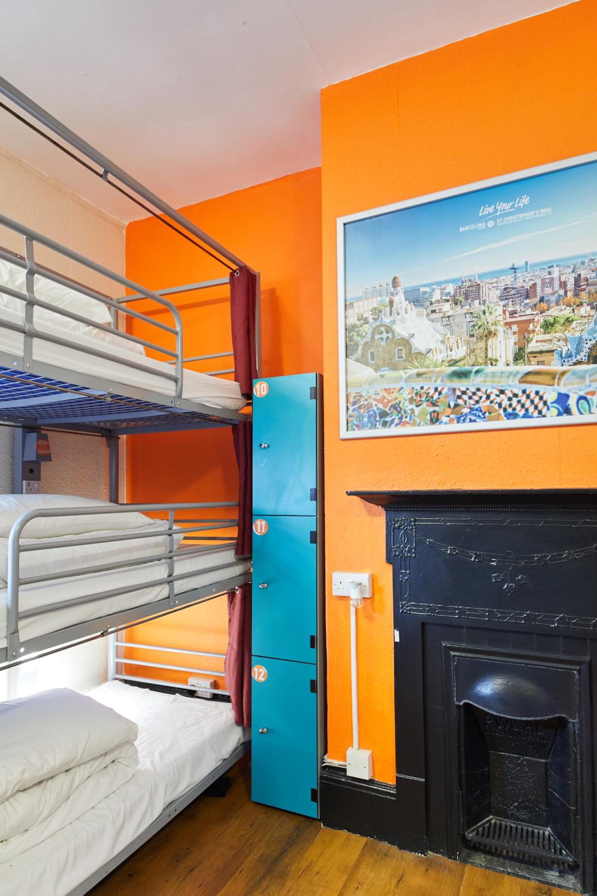 Bed in 12-Bed Mixed Dormitory Room with Shared Bathroom photo 2