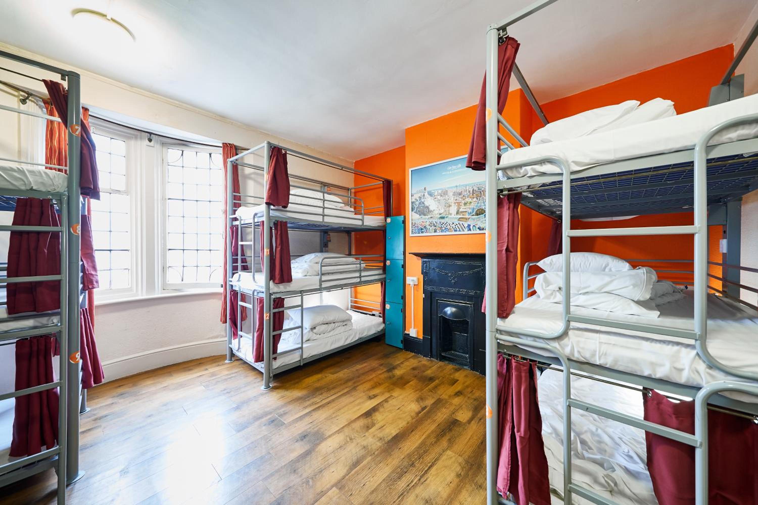 Bed in 12-Bed Mixed Dormitory Room with Shared Bathroom photo 3