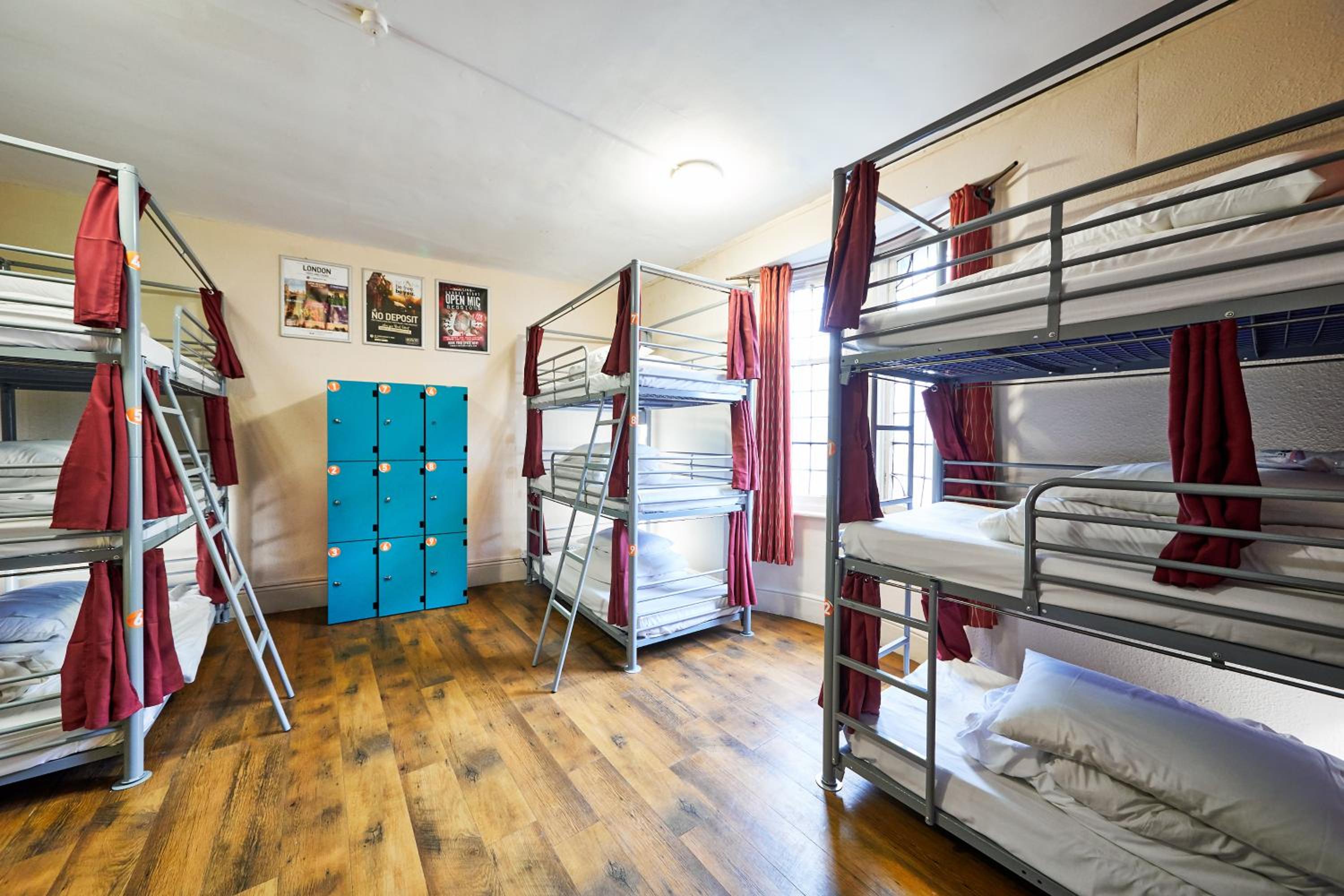 Bed in 12-Bed Mixed Dormitory Room with Shared Bathroom photo 1