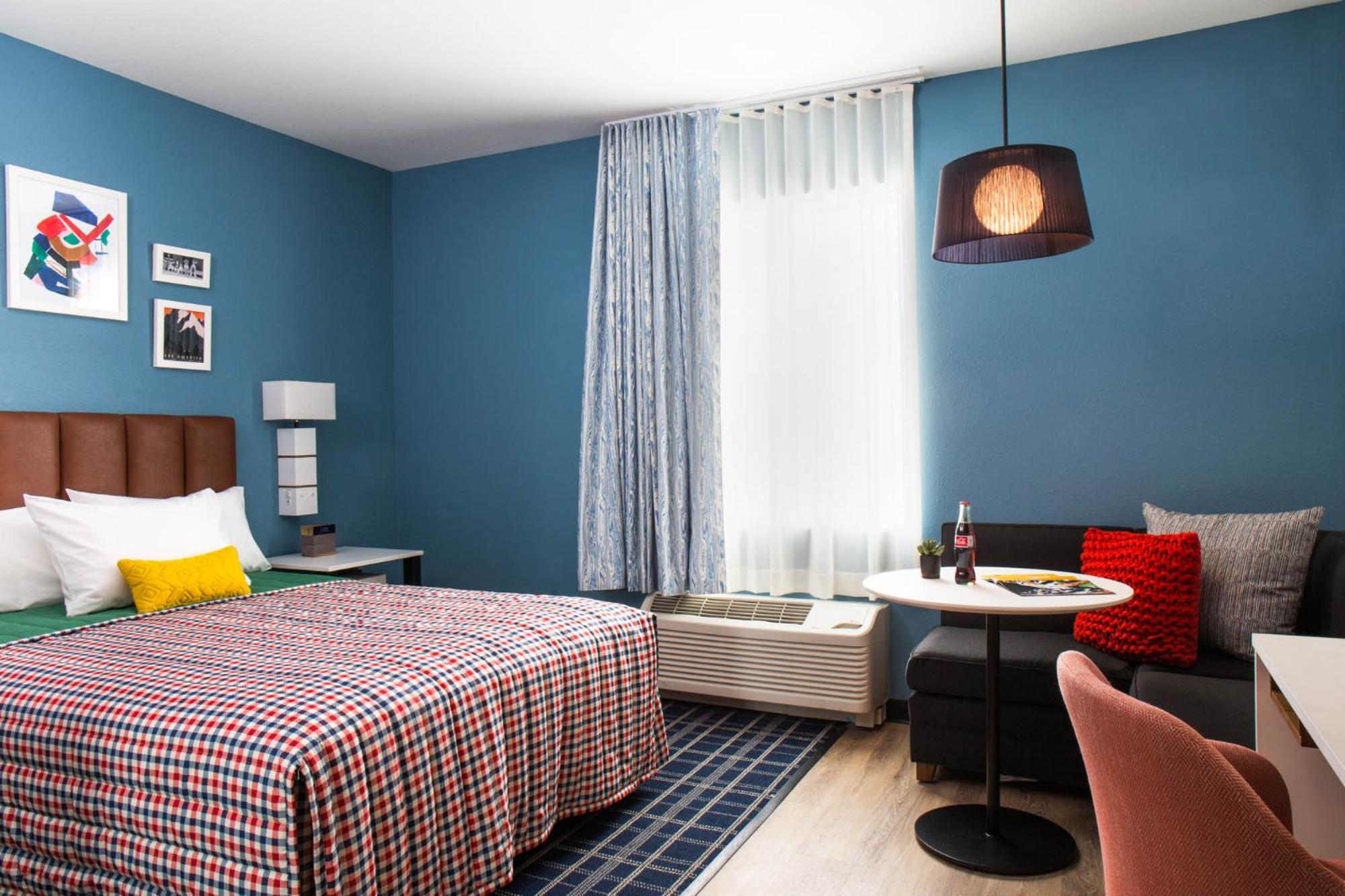 1 Queen Bed Non-Smoking Accessible Studio w/ Kitchen