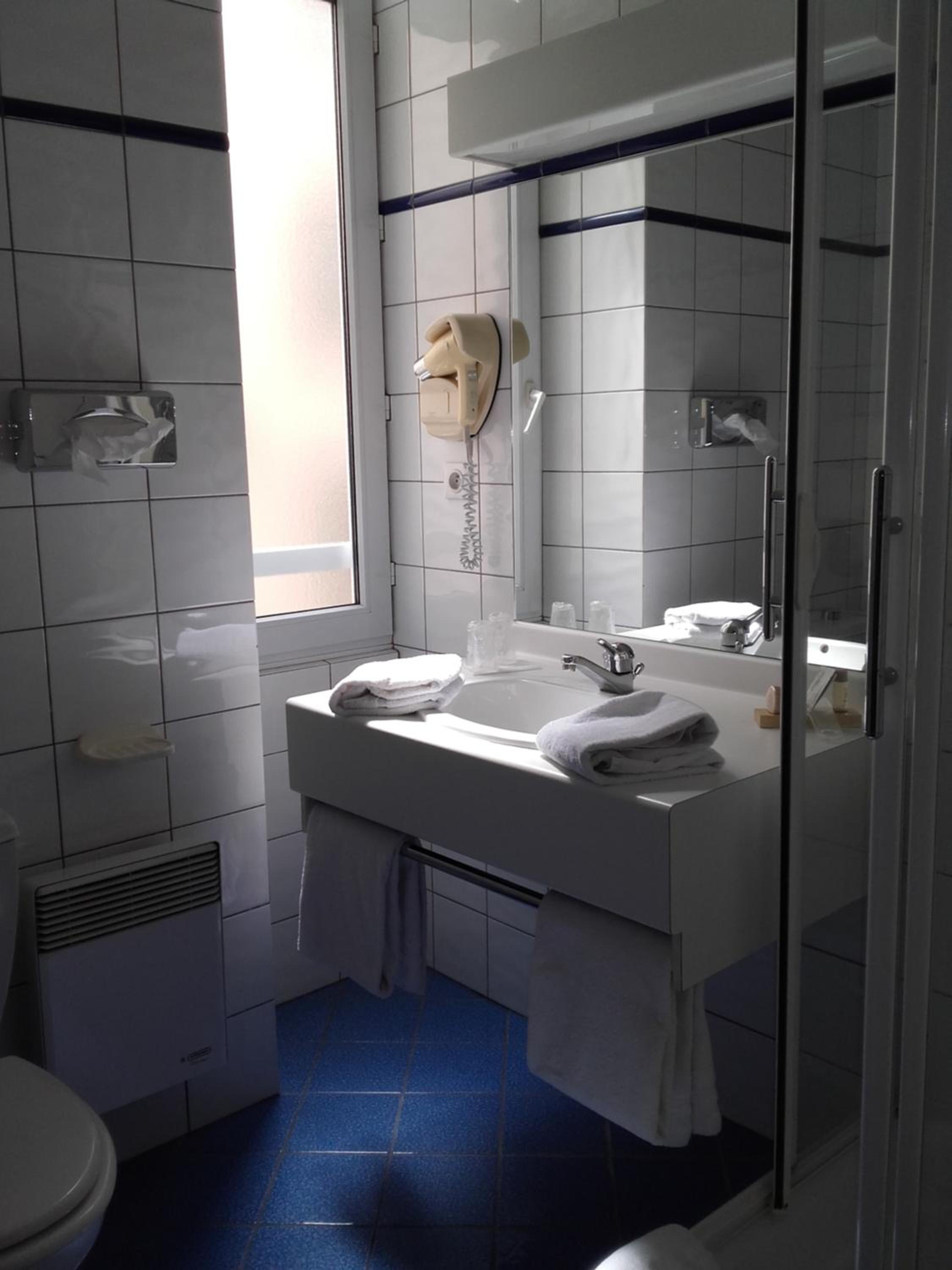 Standard Double Room - Photo 9