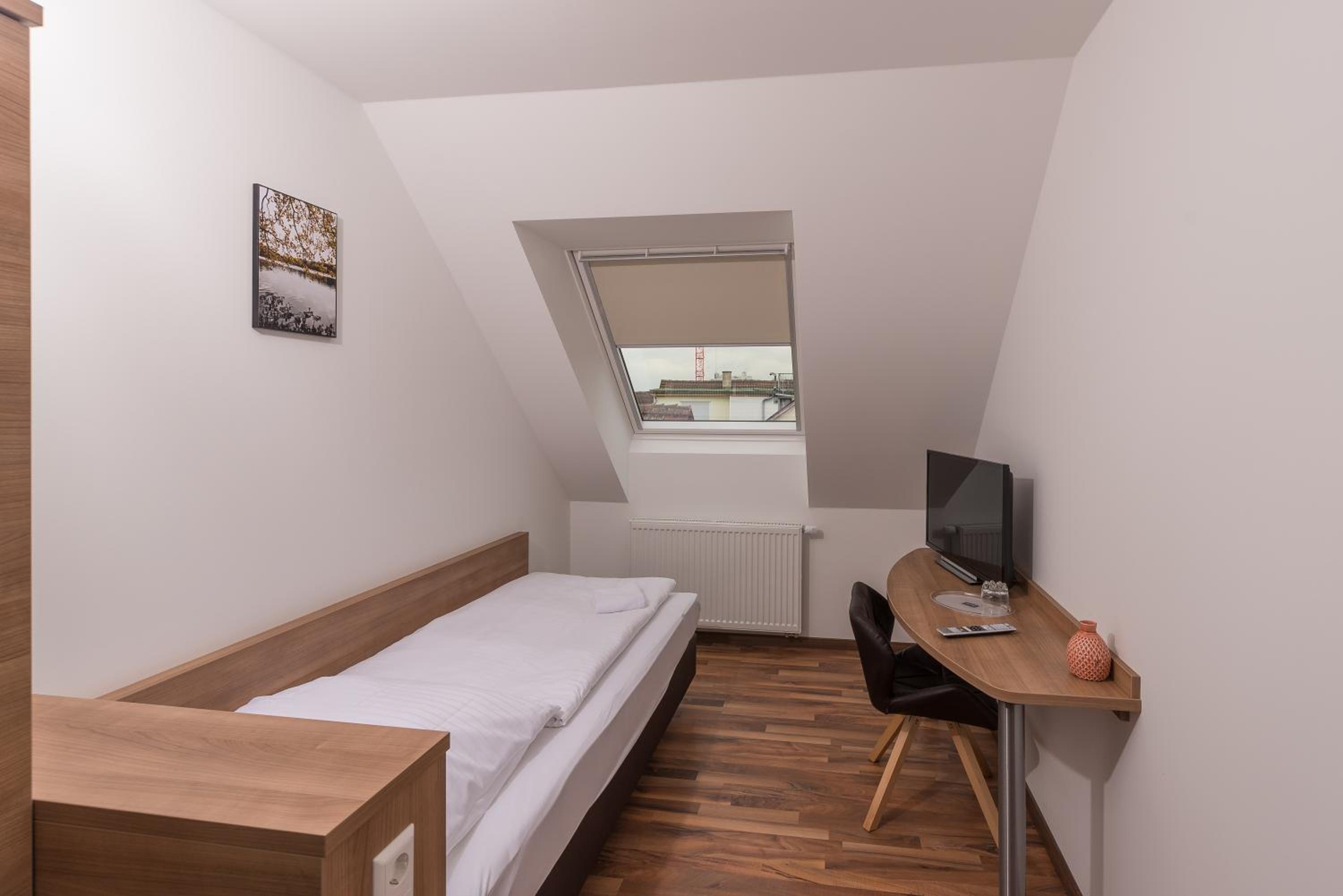 Economy Single Room with Shared Bathroom photo 3