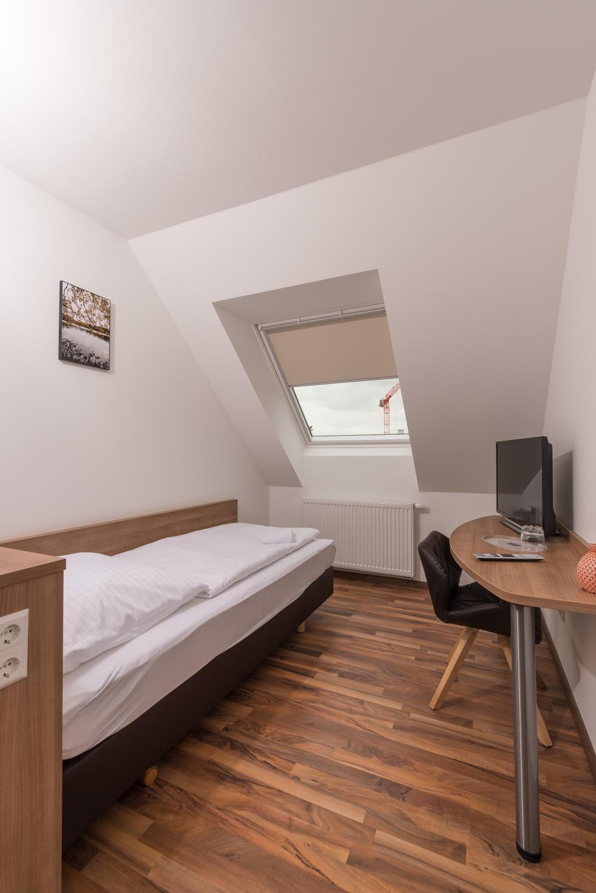 Economy Single Room with Shared Bathroom photo 2