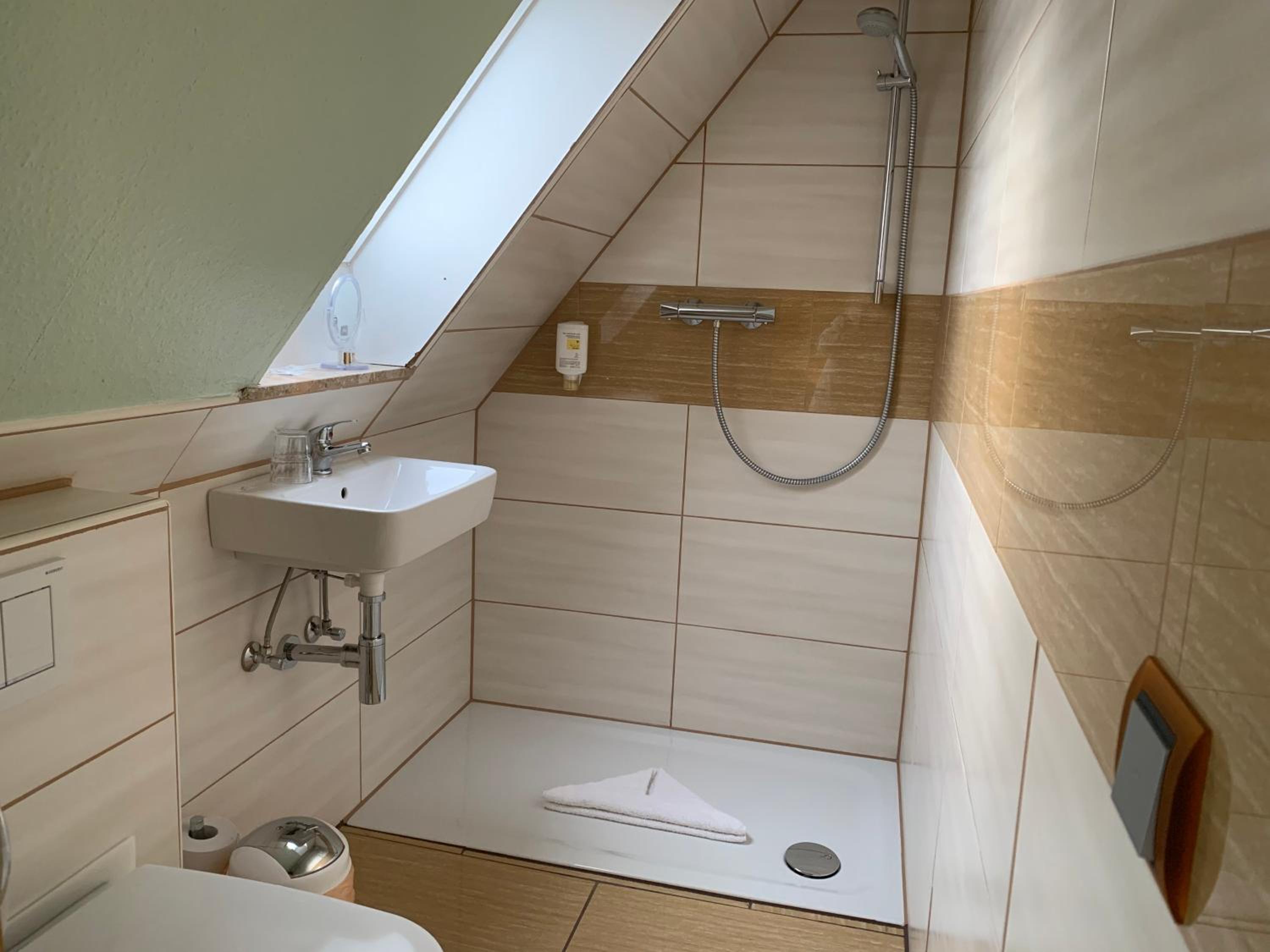 Small Single Room photo 2