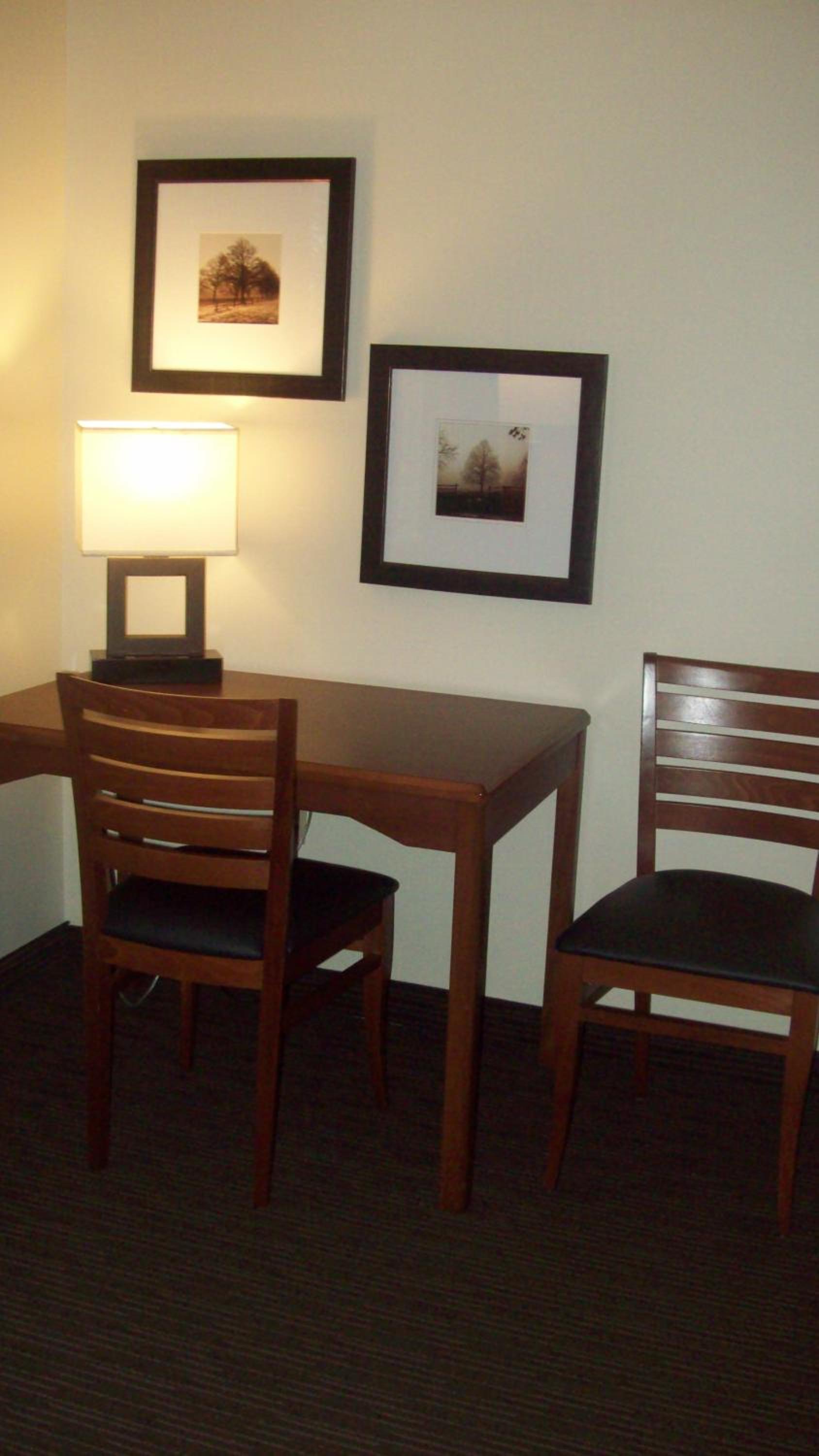 Queen Room With Two Queen Beds - Non-Smoking - Photo 4