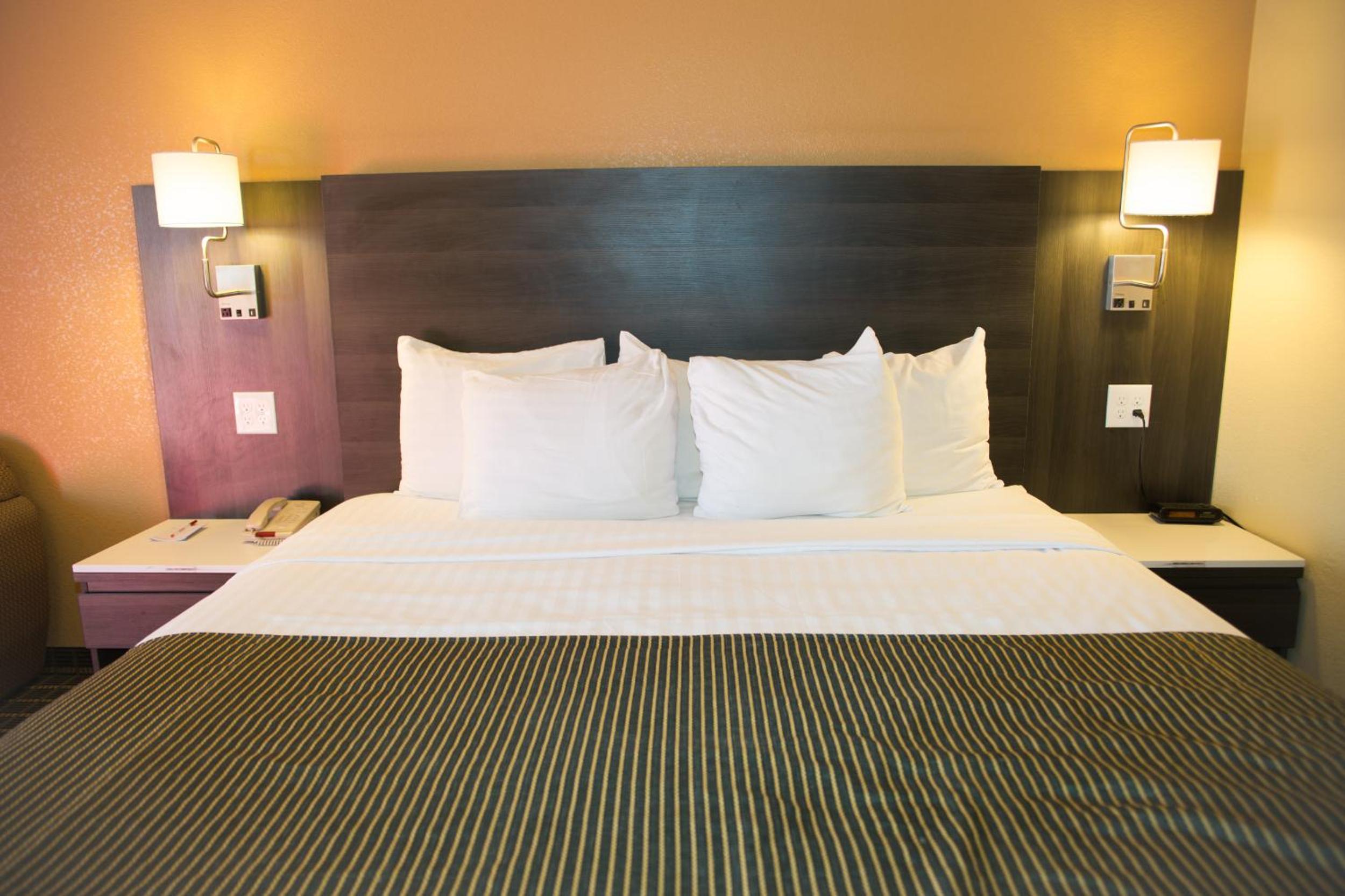 King Room, Non-Smoking - Photo 5