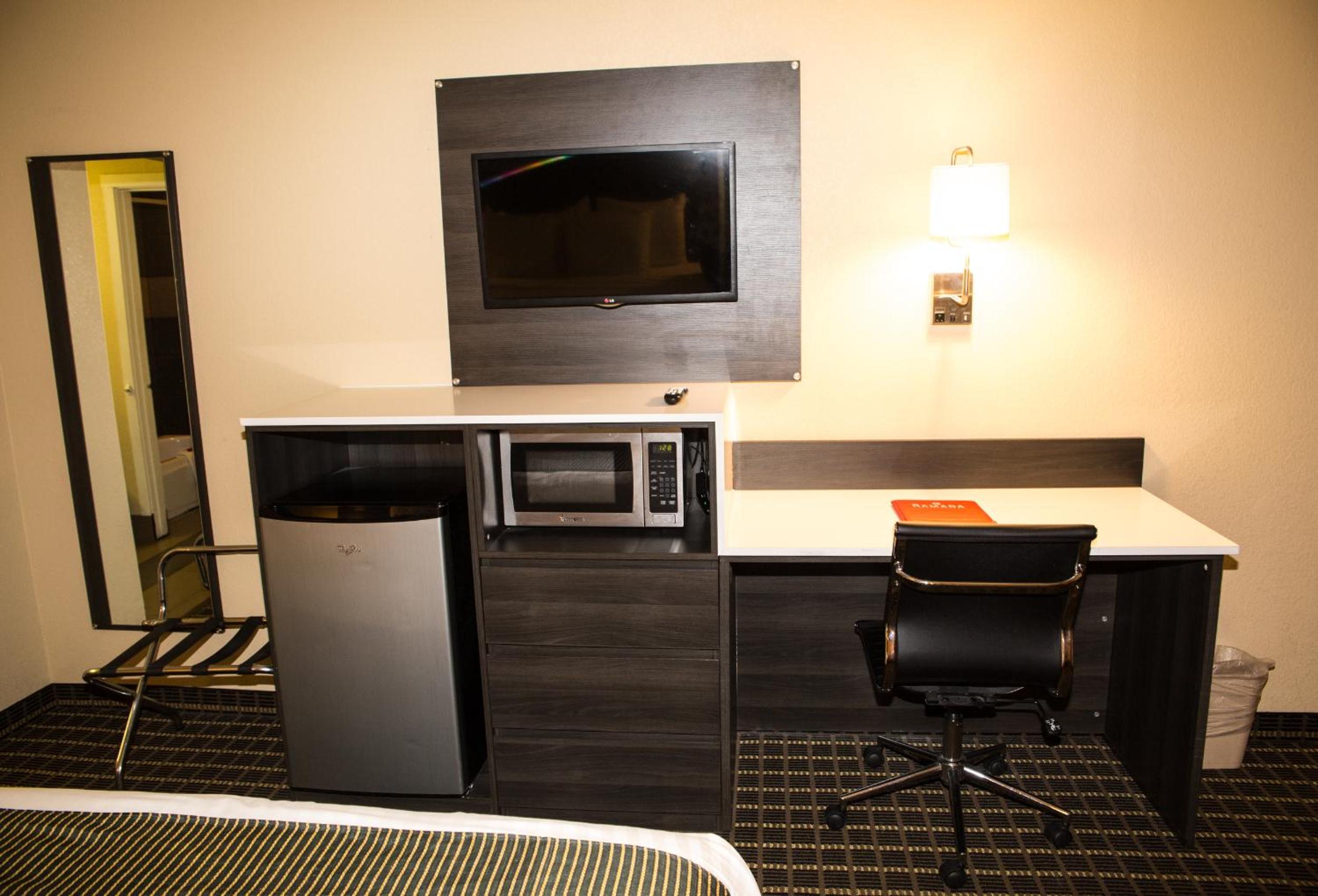 King Room, Non-Smoking - Photo 7