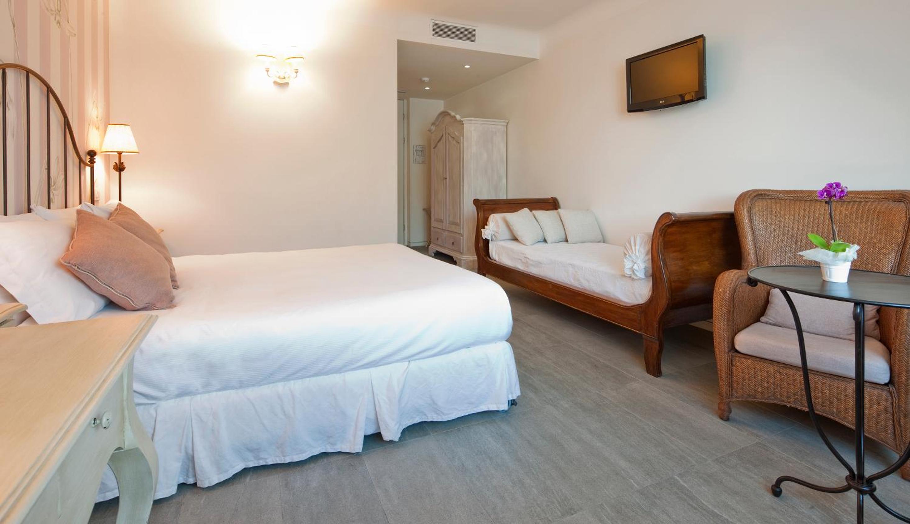 Deluxe Double Room - Photo 21