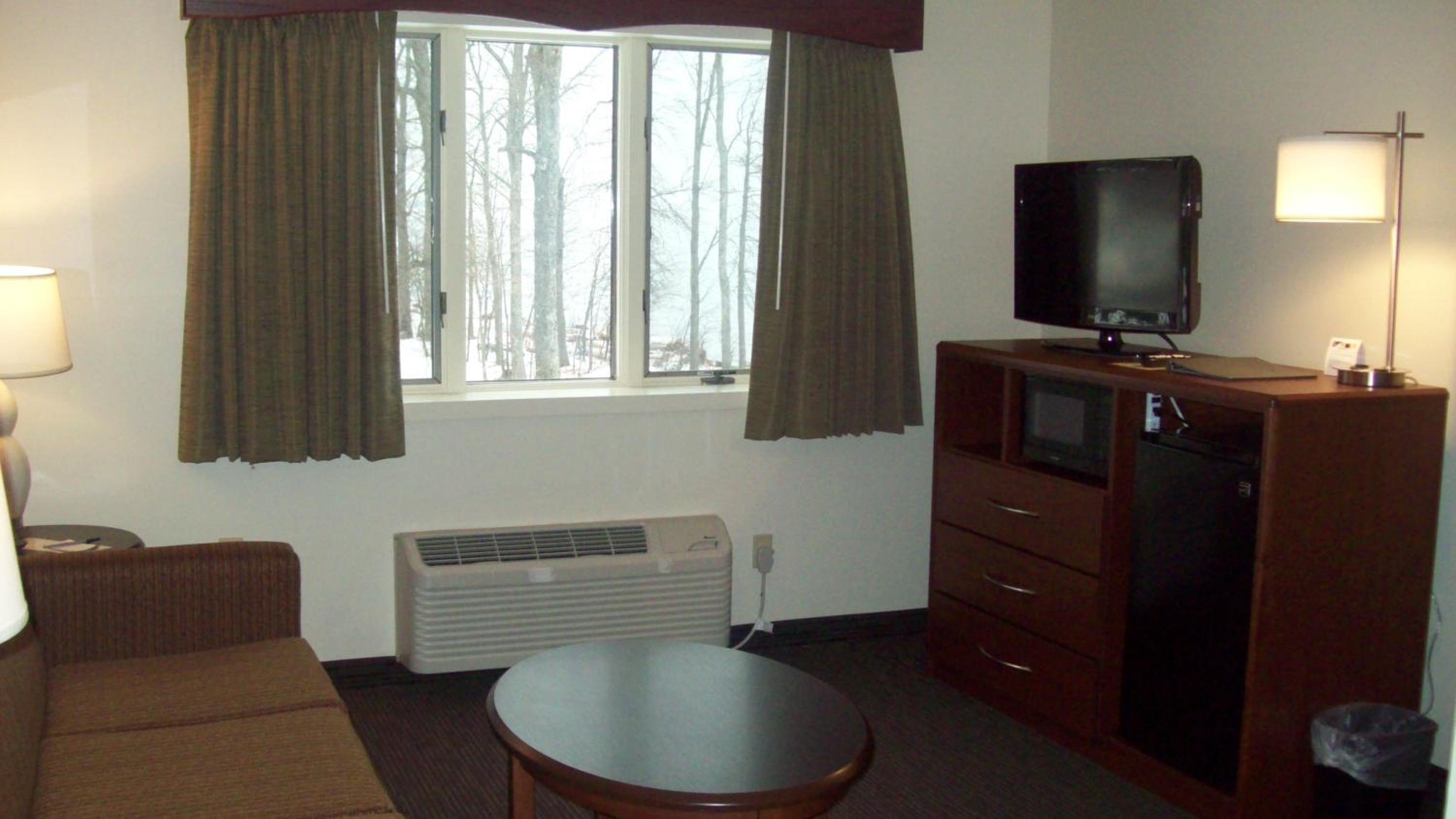 1 King Bed, One-Bedroom Suite, Lake View, Non-Smoking - Photo 3
