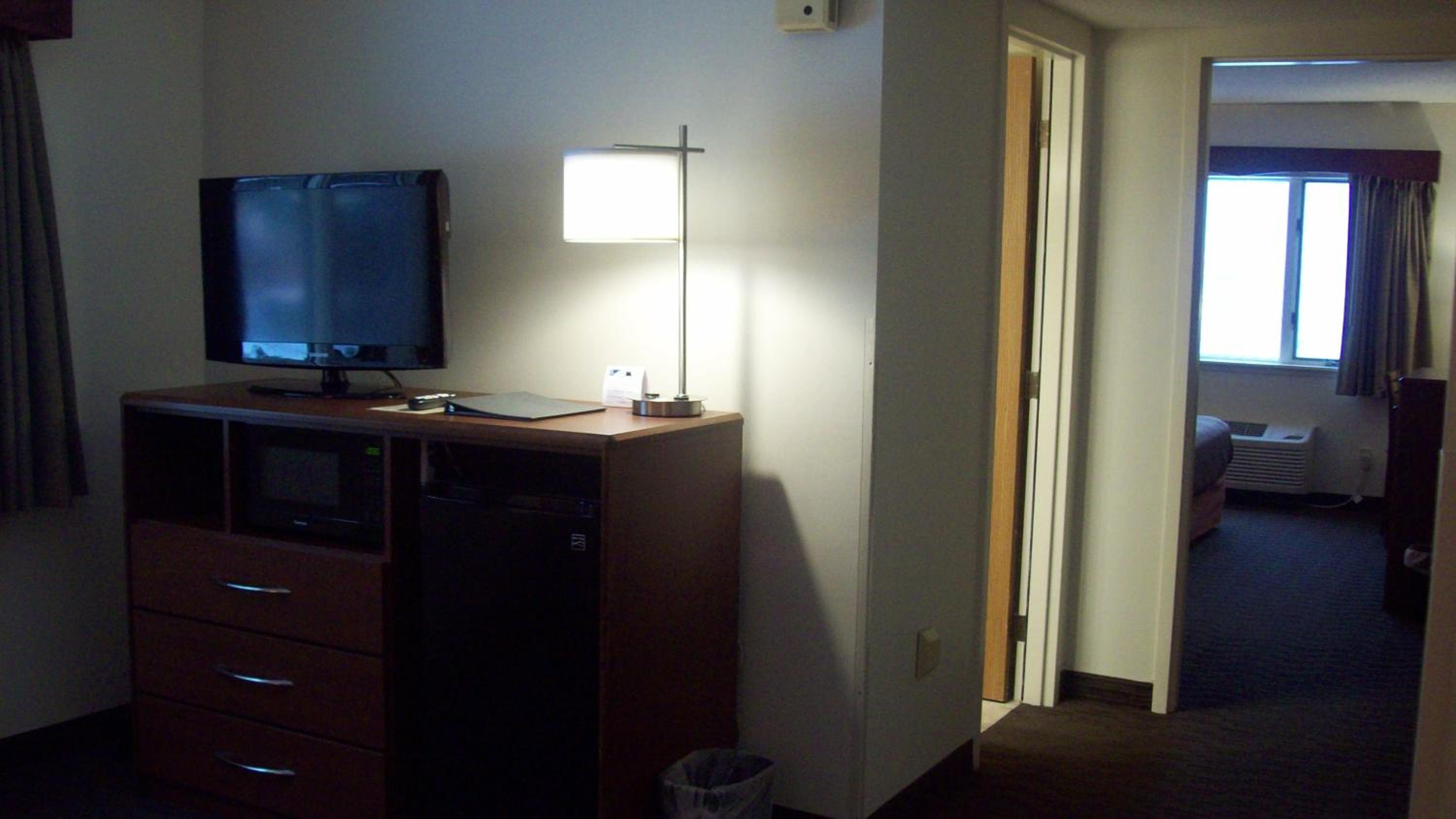 1 King Bed, One-Bedroom Suite, Lake View, Non-Smoking - Photo 2