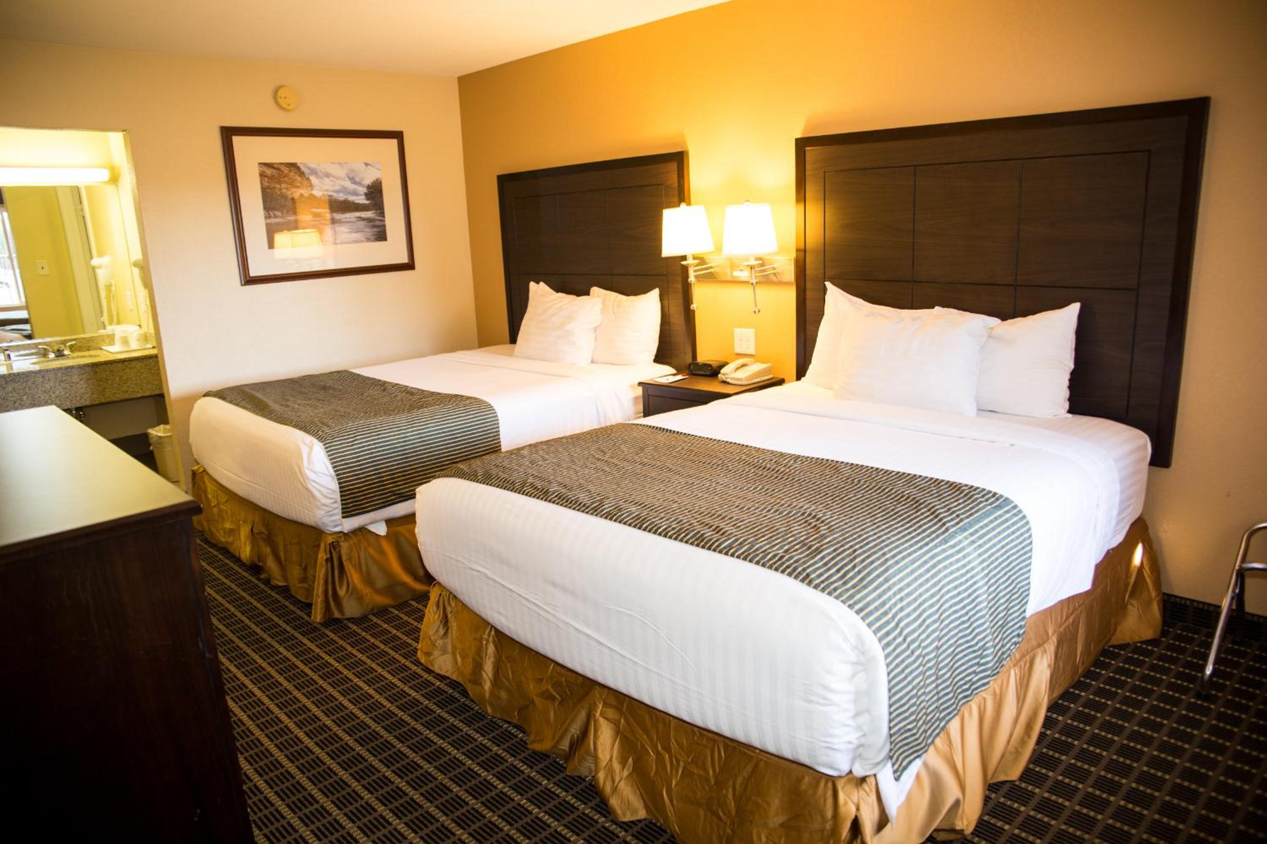 Twin Room with 2 Queen Beds, Non-Smoking - Photo 8