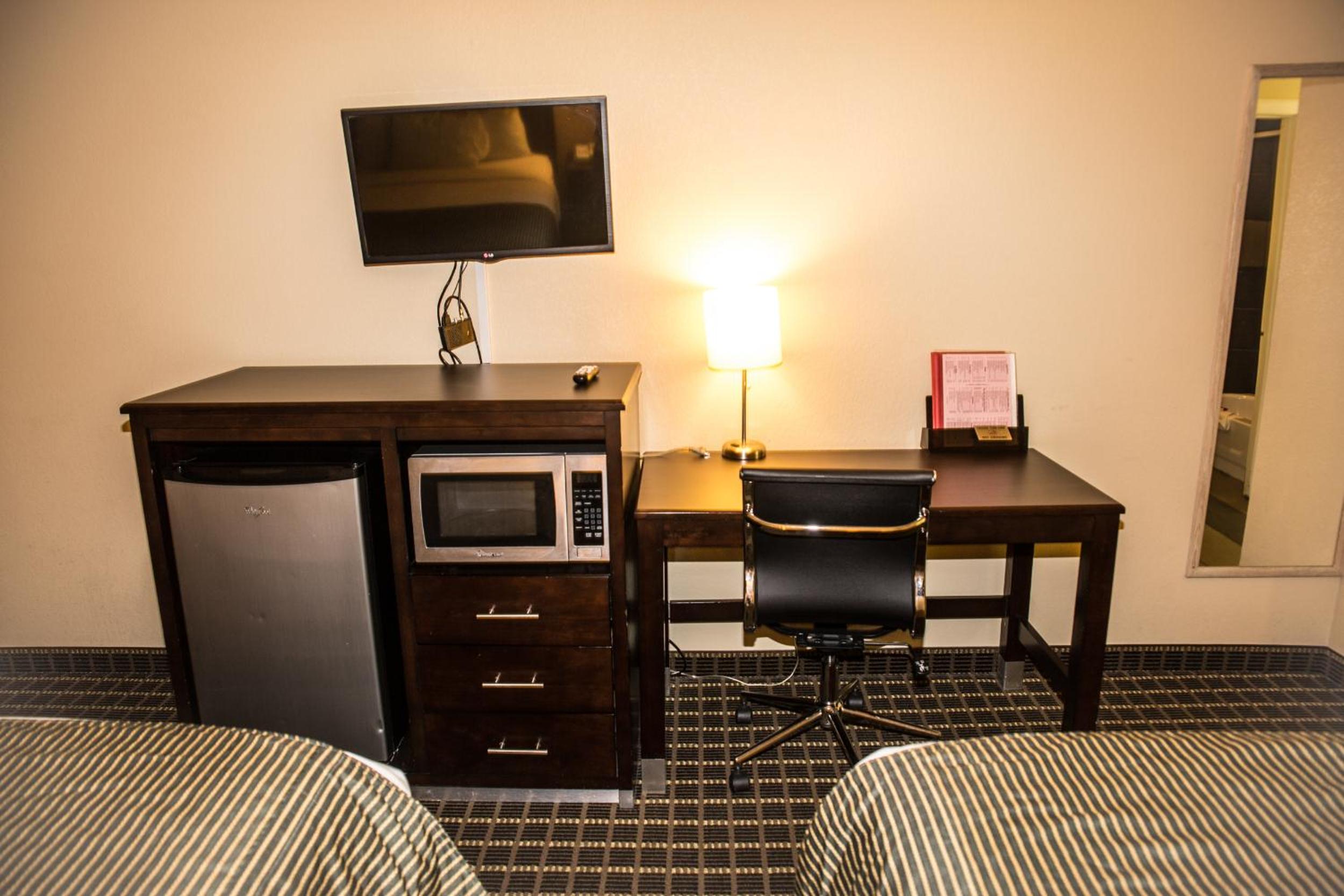 Twin Room with 2 Queen Beds, Non-Smoking - Photo 6