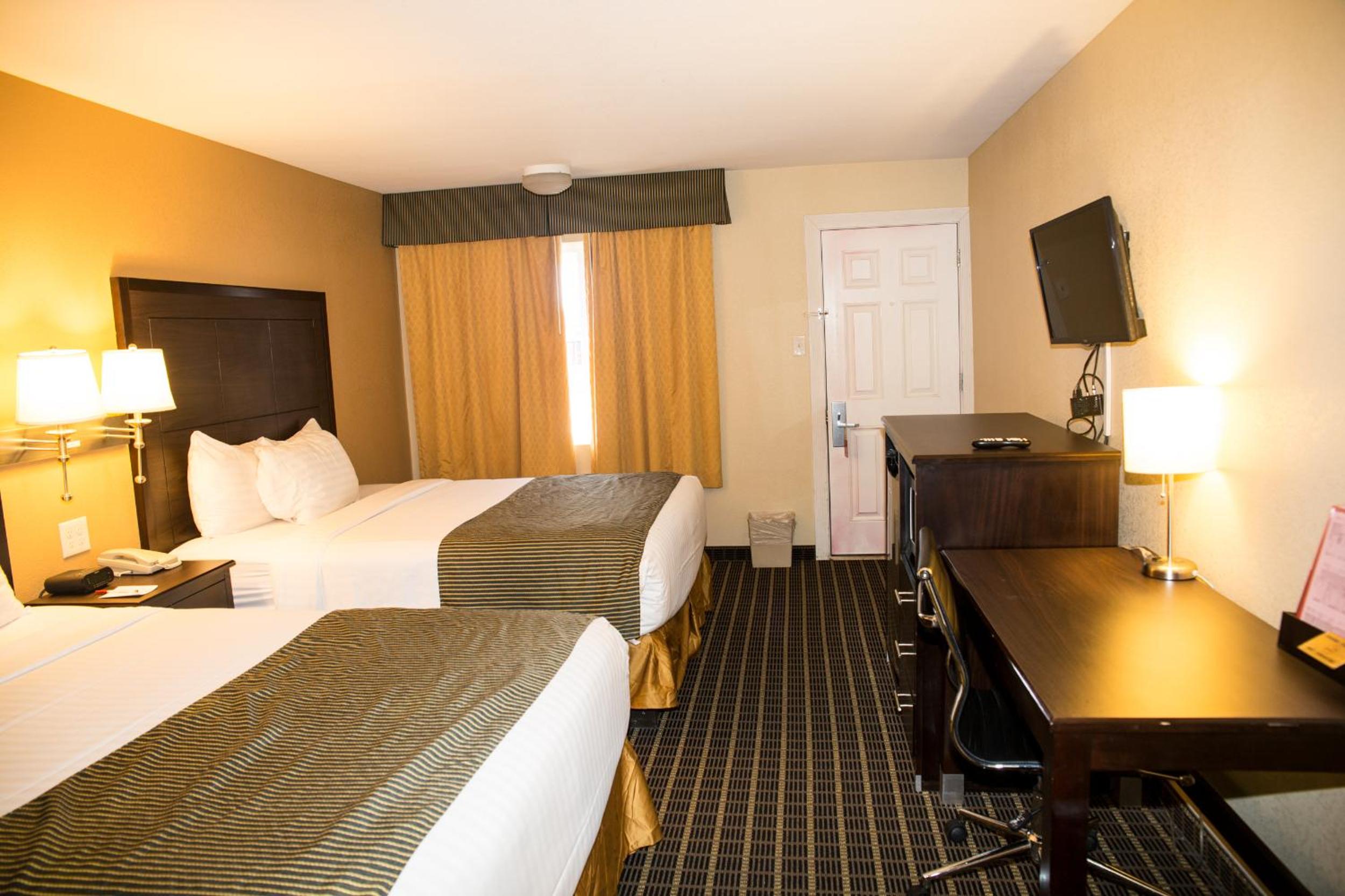 Twin Room with 2 Queen Beds, Non-Smoking - Photo 7