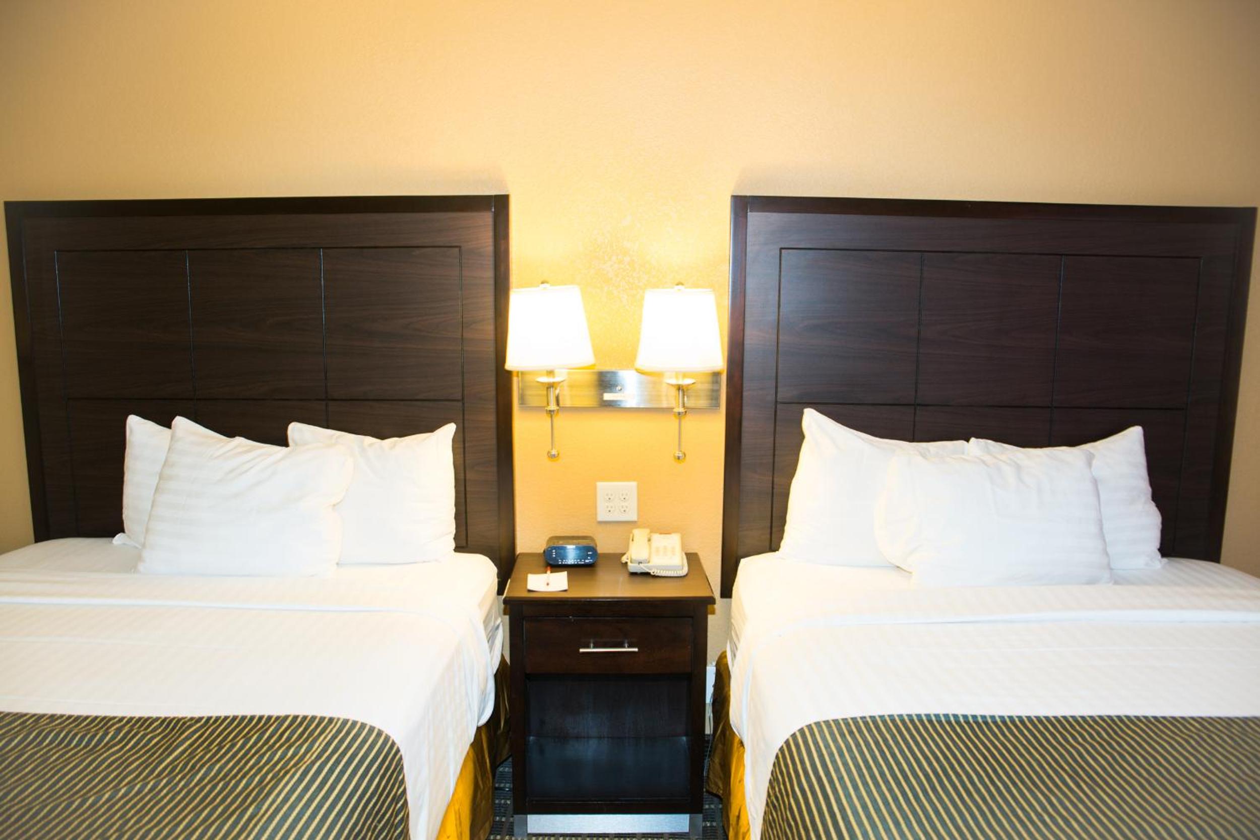 Twin Room with 2 Queen Beds, Non-Smoking - Photo 9