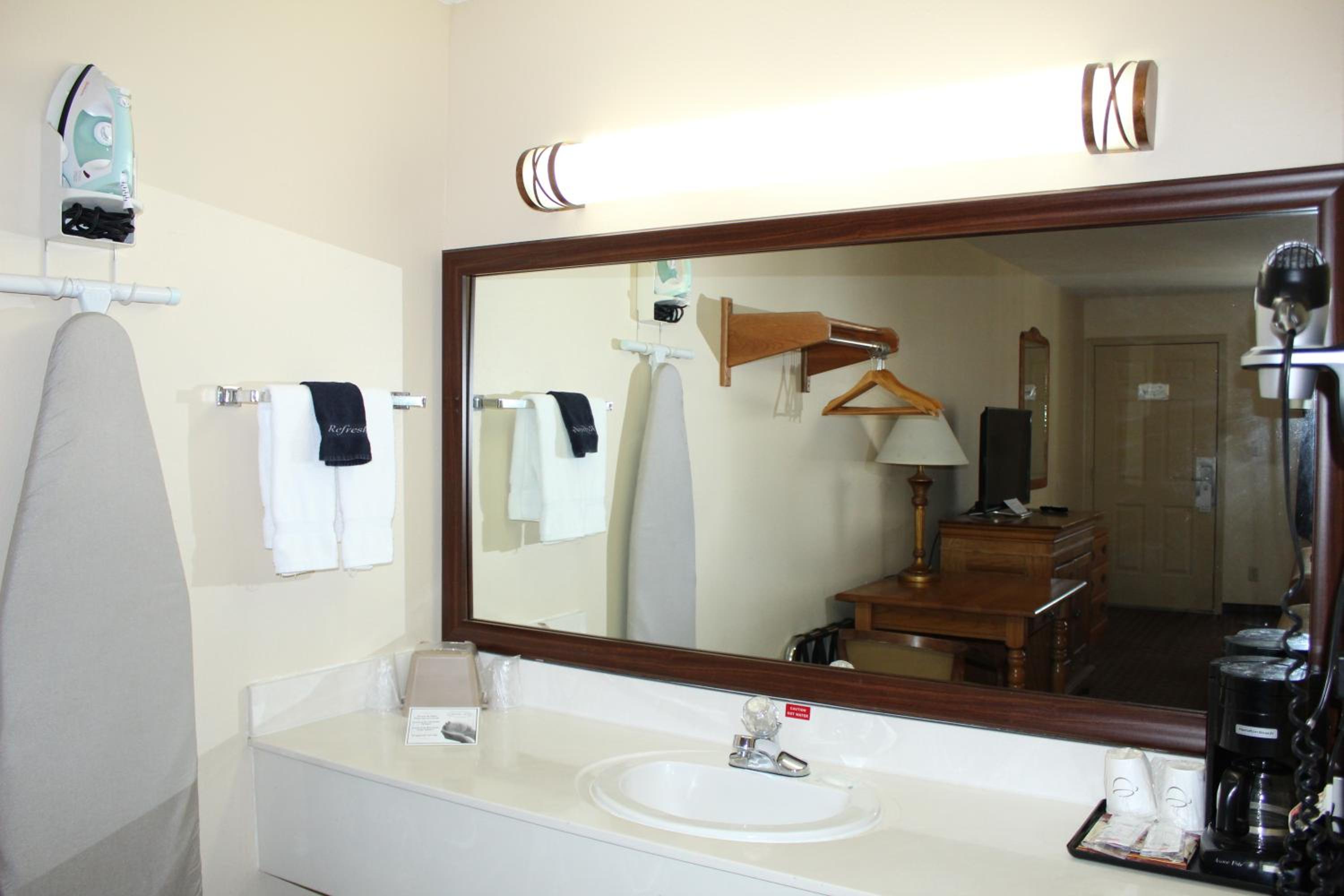 Queen Room with Two Queen Beds - Photo 2