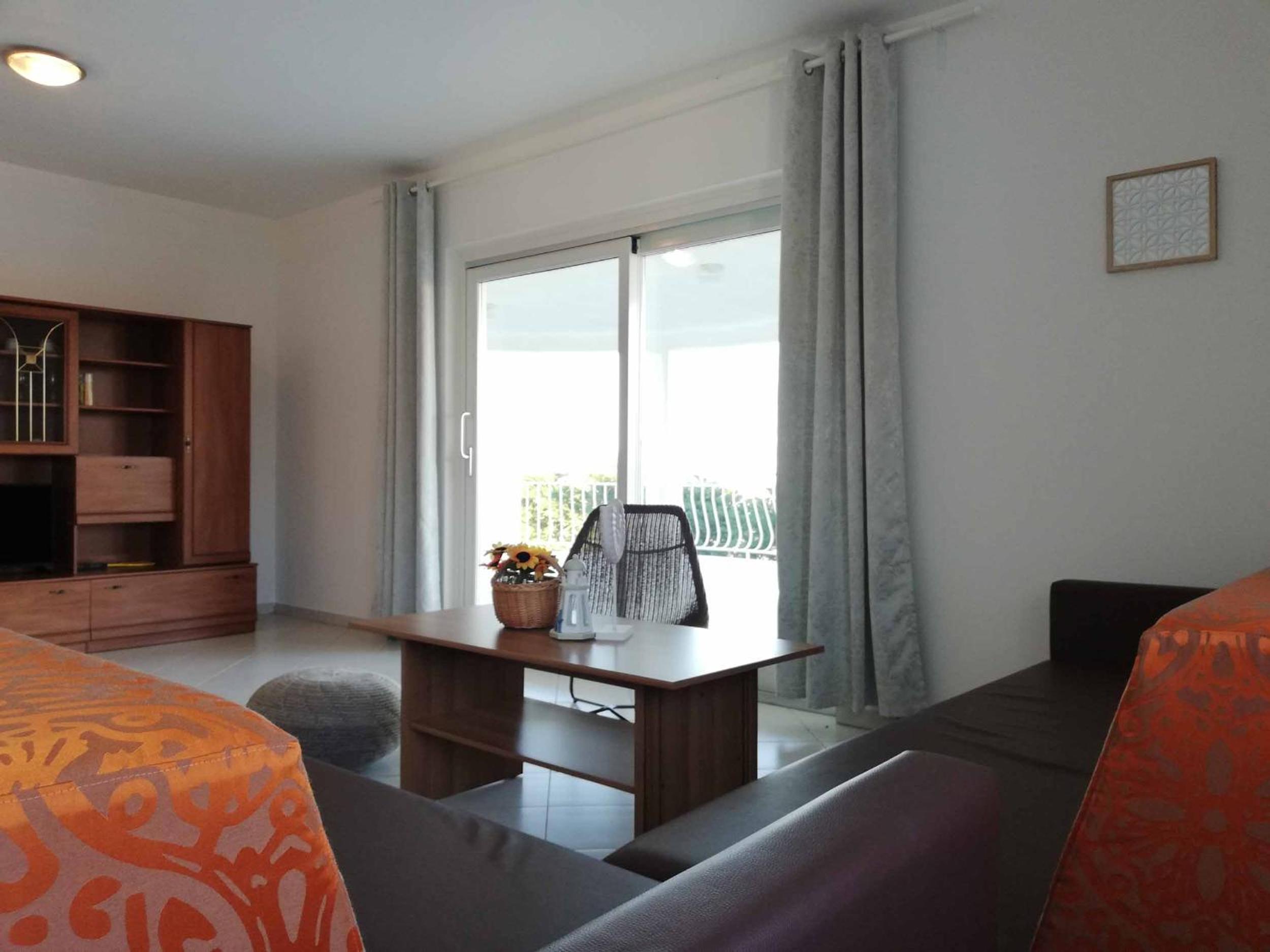 Apartment with Balcony and Sea View - Photo 3