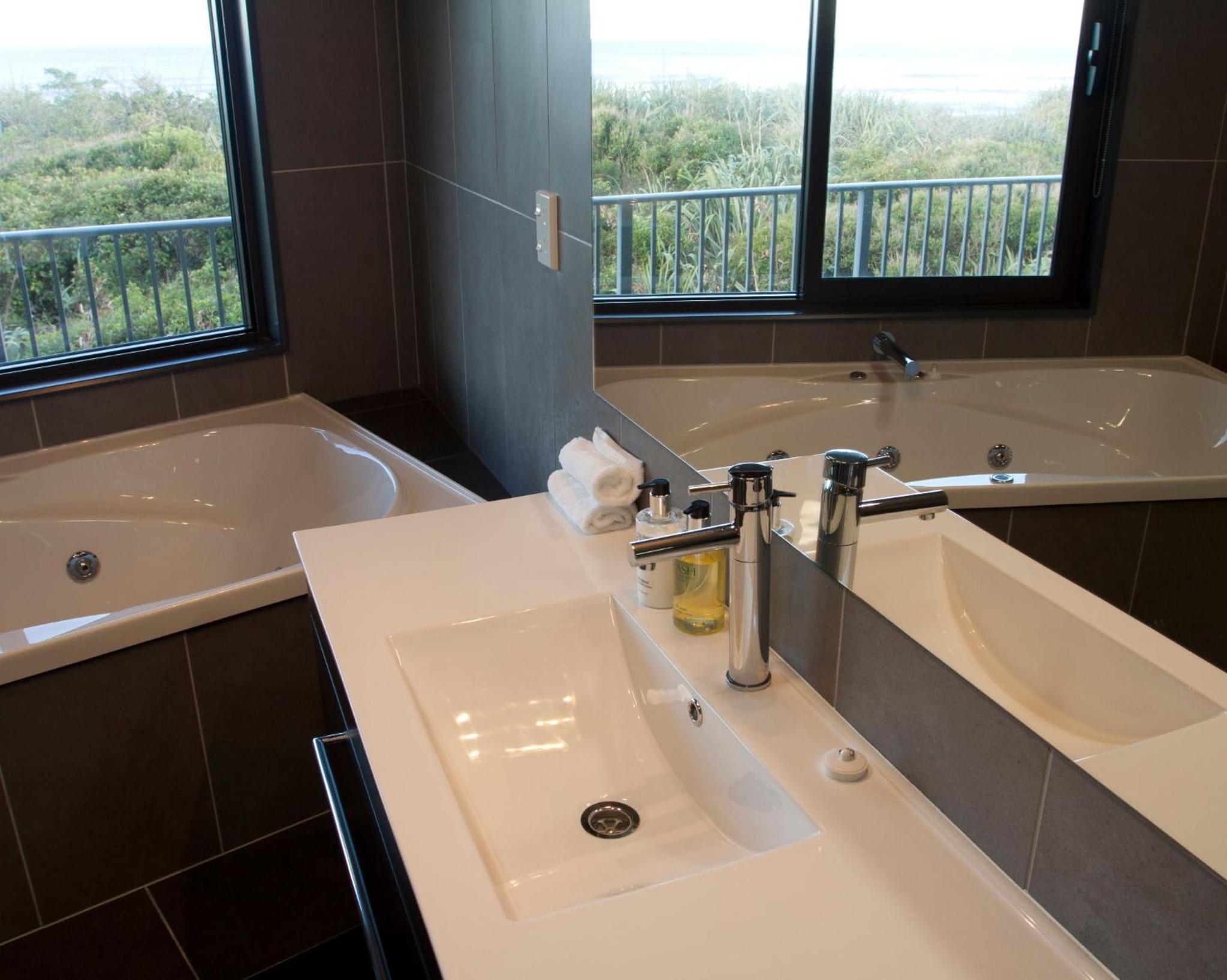 Three-Bedroom Apartment with Sea View photo 3