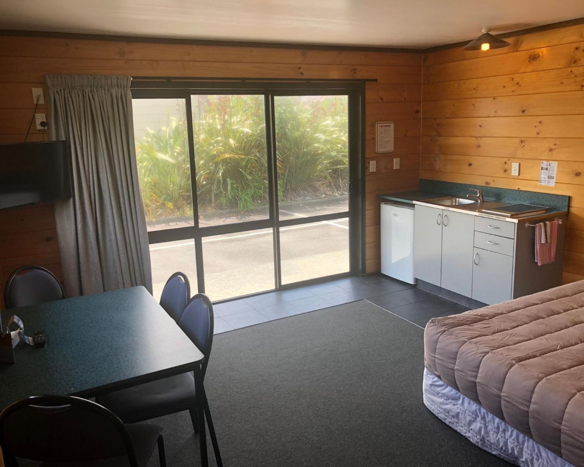 Large Cabin with Kitchenette and Shared Bathroom (7 Guests) photo 2