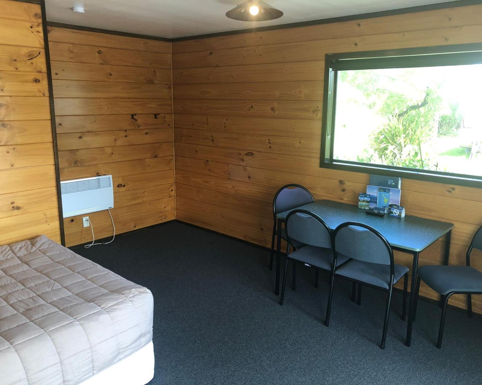 Large Cabin with Kitchenette and Shared Bathroom (7 Guests) photo 3