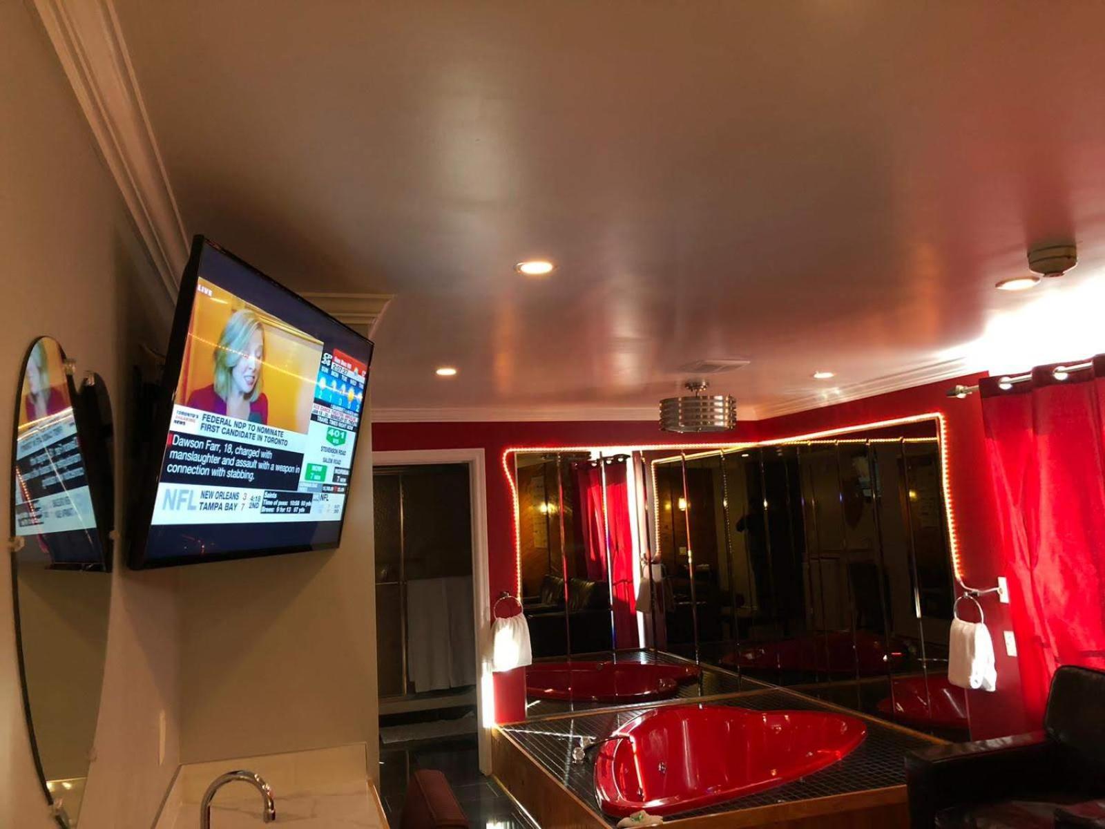 Superior Suite with Hot Tub photo 2
