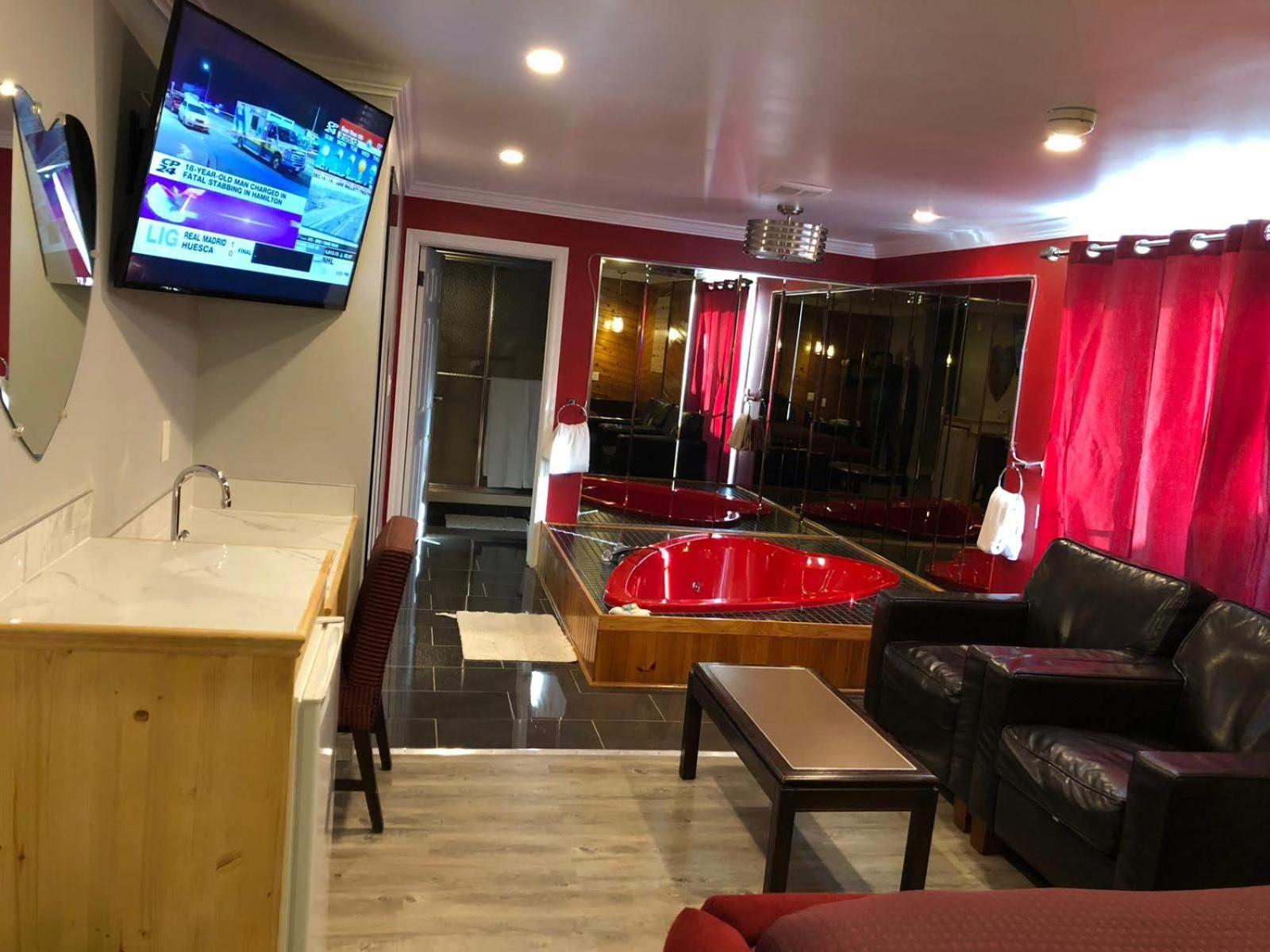 Superior Suite with Hot Tub photo 3