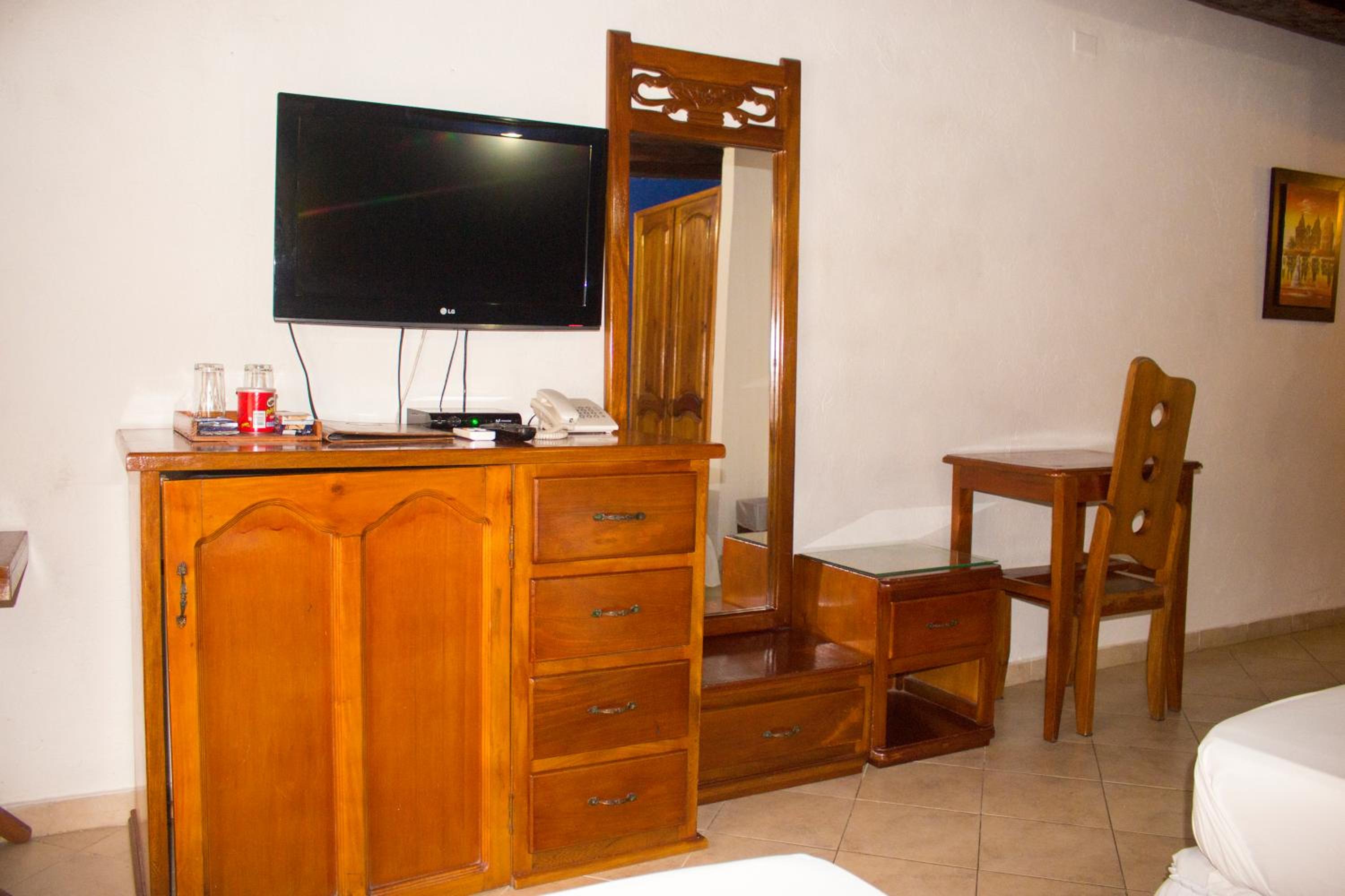 Deluxe Room with Balcony - Photo 7