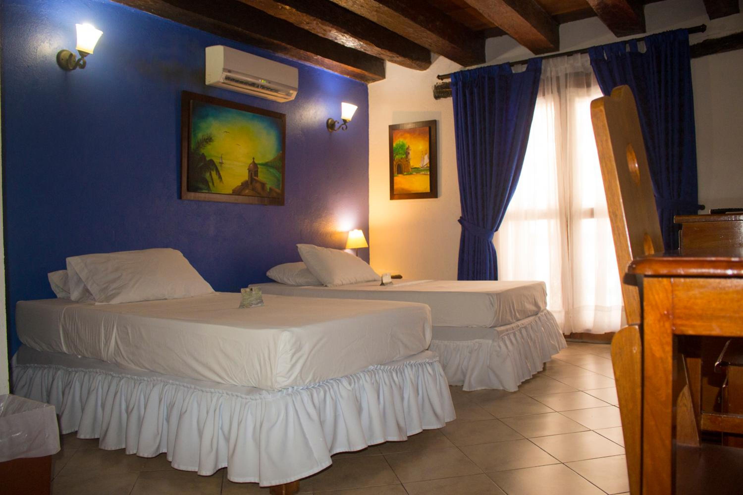 Deluxe Room with Balcony - Photo 6