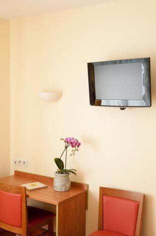 Double Room With Balcony - 1 or  People - Photo 2