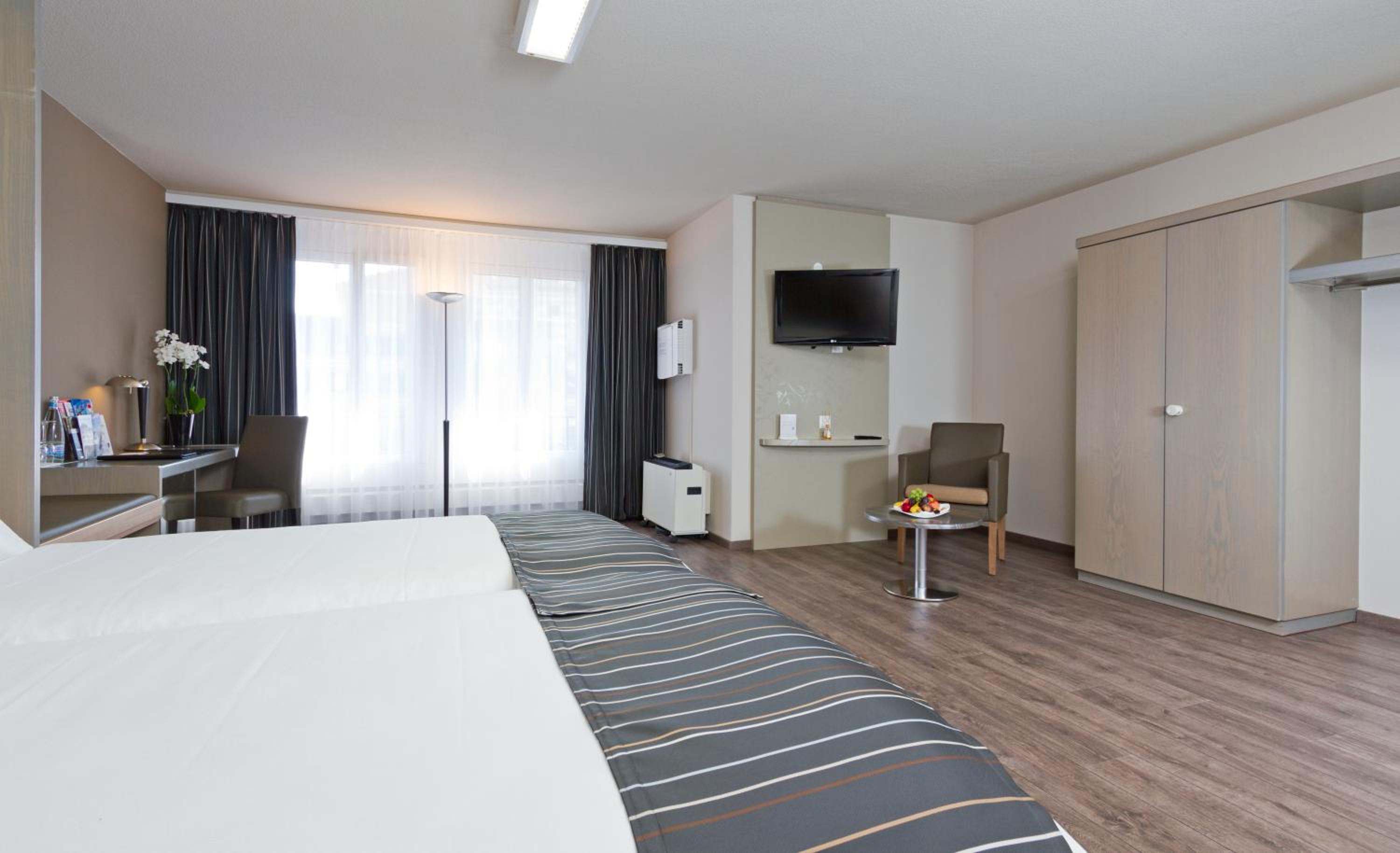 Double Room railway side - Photo 2