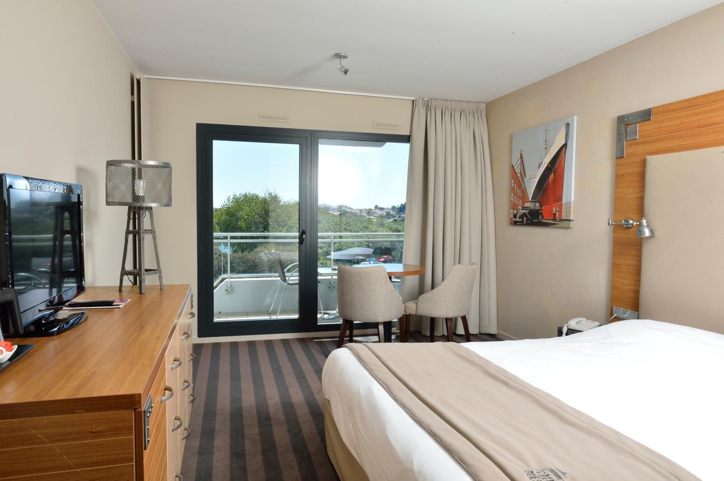 Classic Queen Room with Sofa Bed - Balcony  photo 2