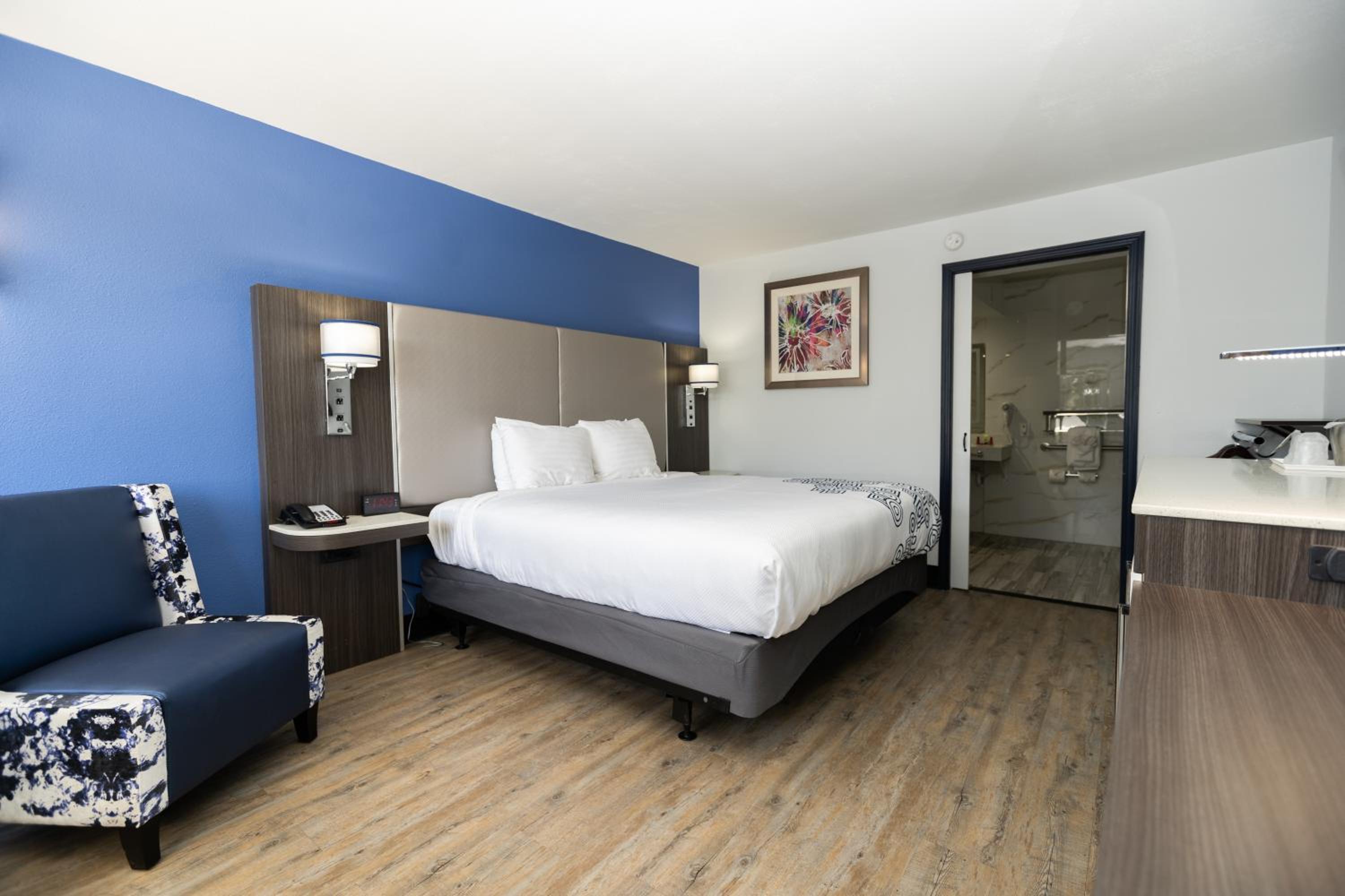 King Room with Roll-in Shower - Disability Access/Non-Smoking photo 3
