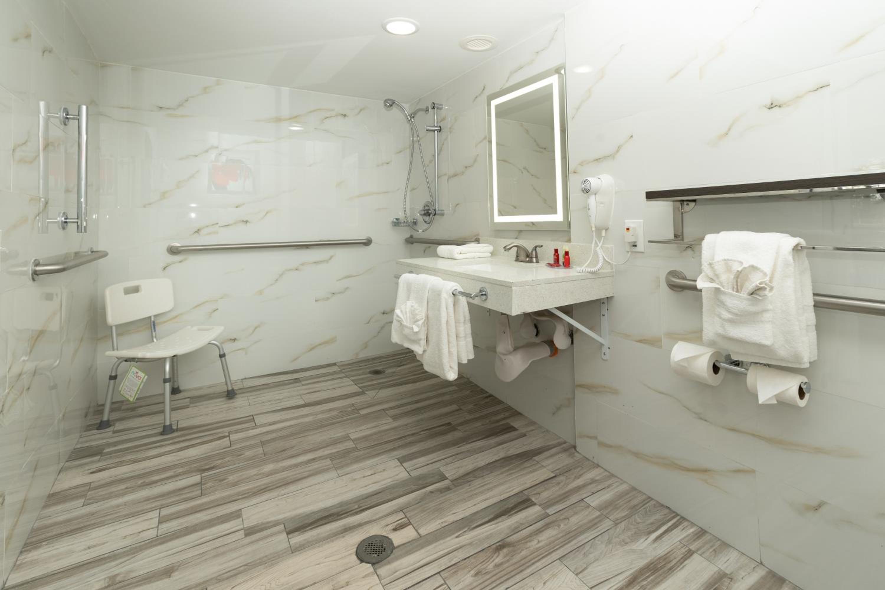 Queen Room with Two Queen Beds and Roll-In Shower - Disability Access/Non-Smoking photo 2