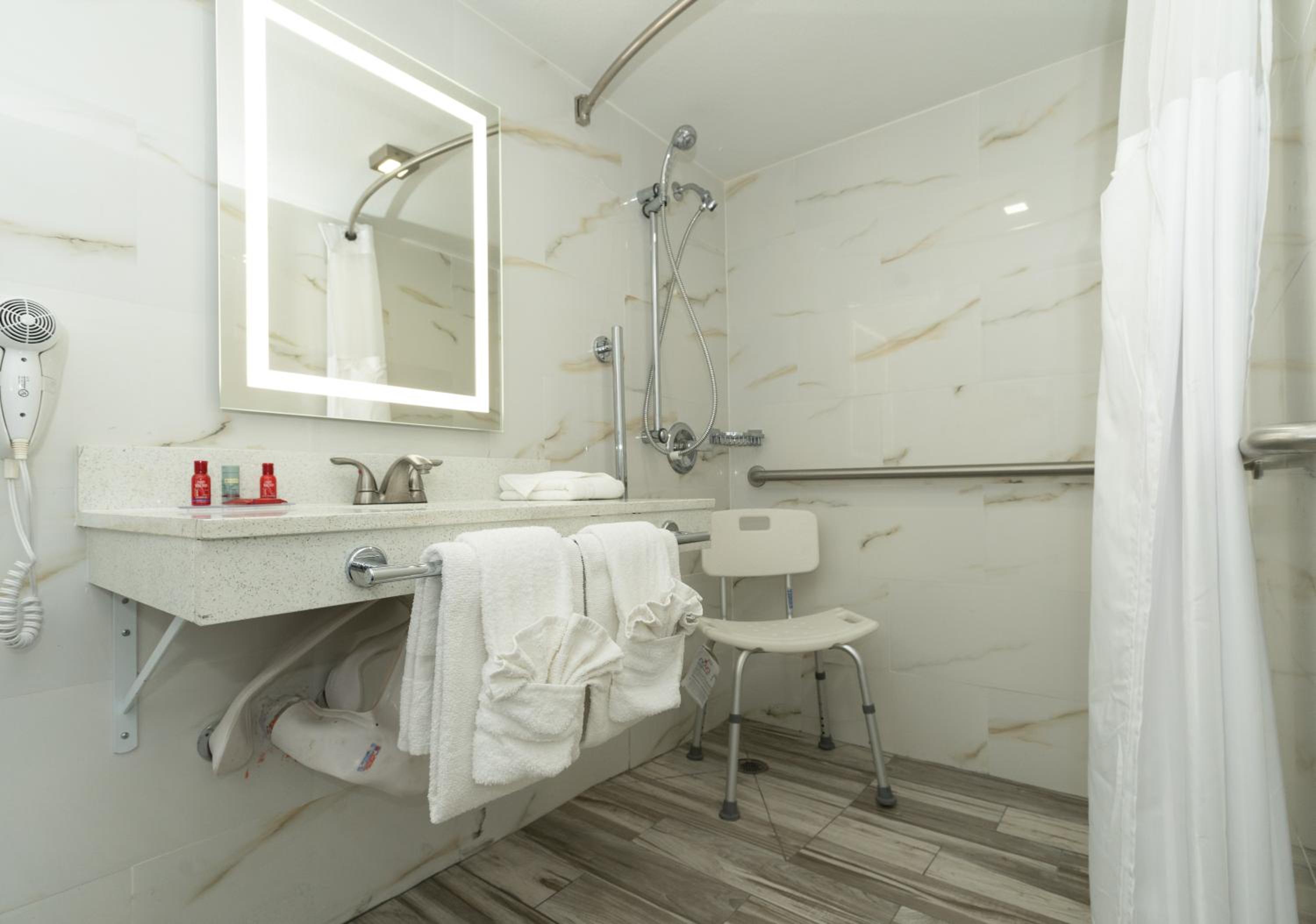 Queen Room with Two Queen Beds and Roll-In Shower - Disability Access/Non-Smoking photo 3