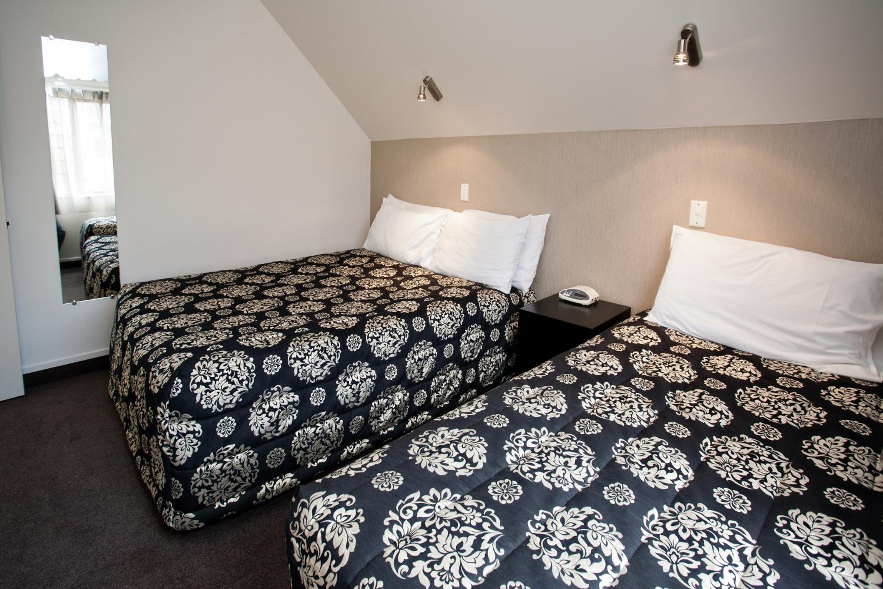 One-Bedroom Apartment - Photo 2