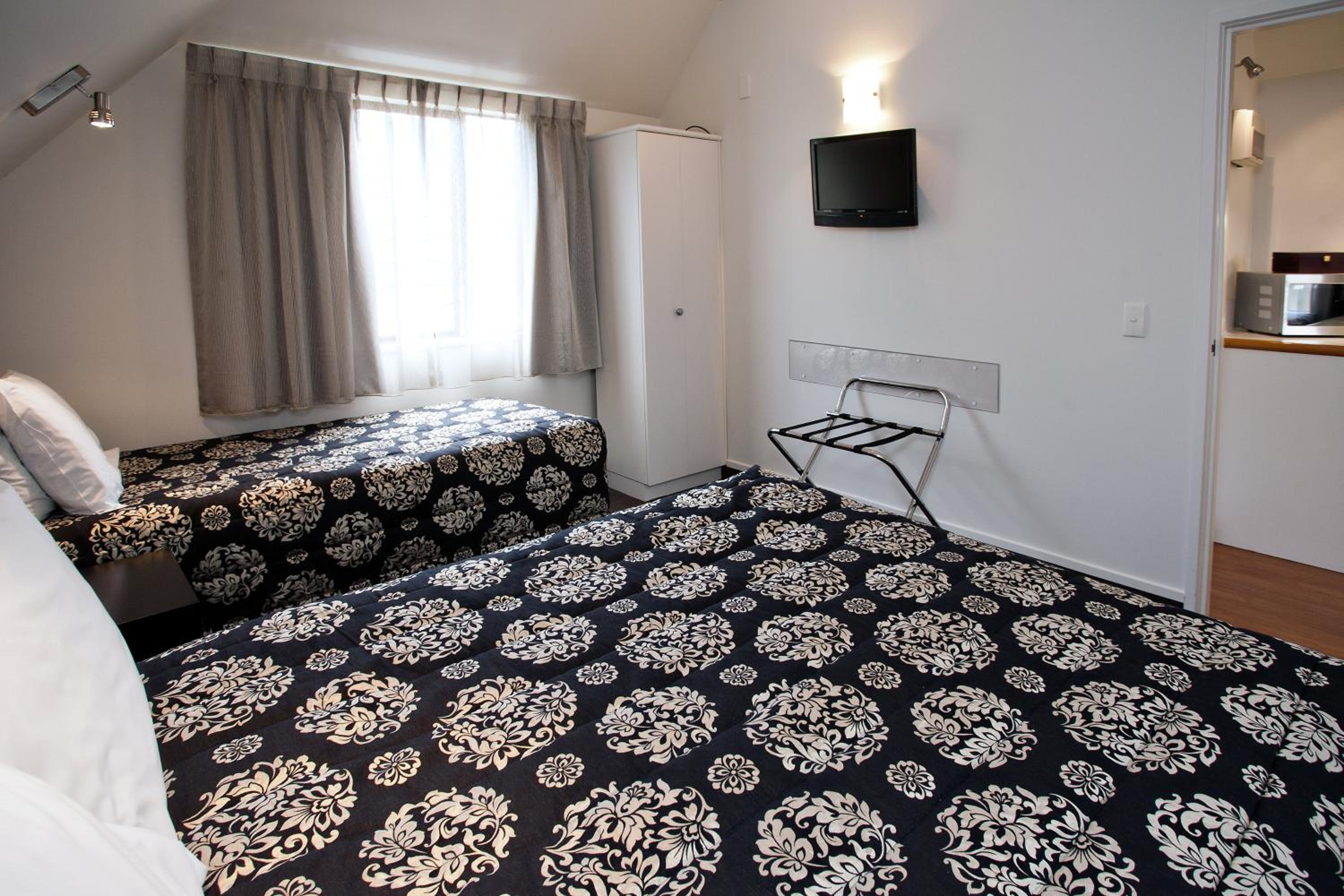 Large One-Bedroom Apartment - Photo 5