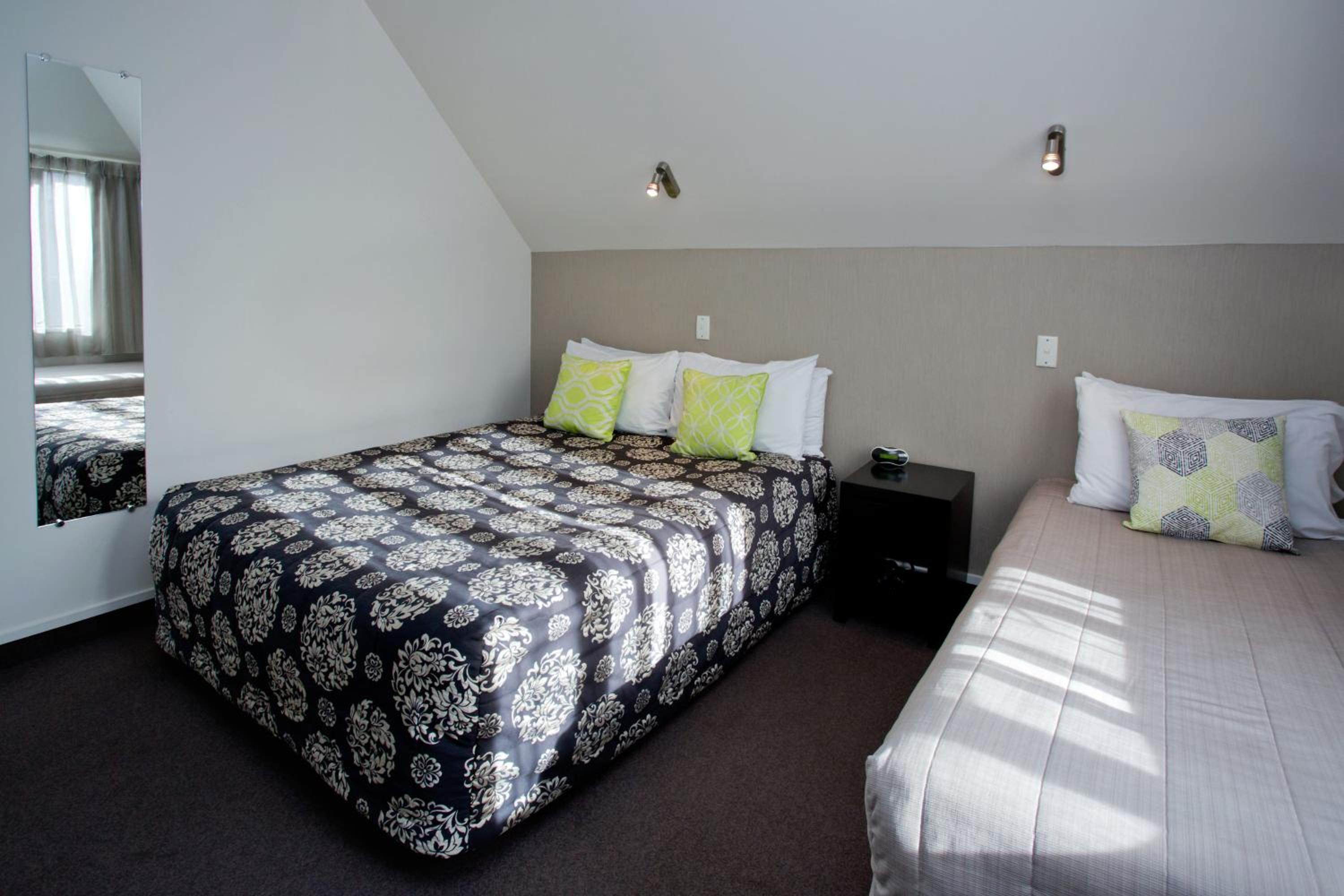 Large One-Bedroom Apartment - Photo 14