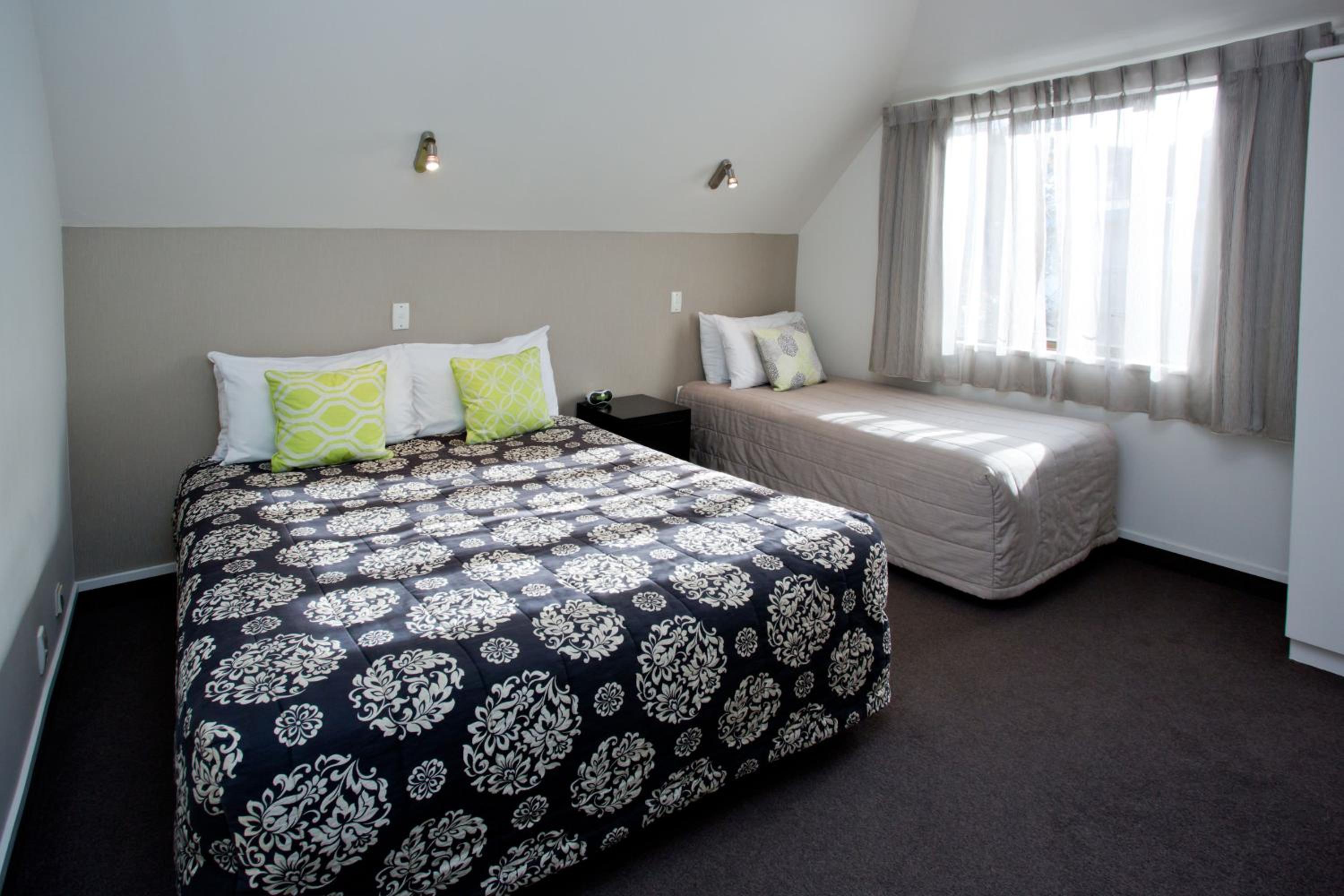 Large One-Bedroom Apartment - Photo 15