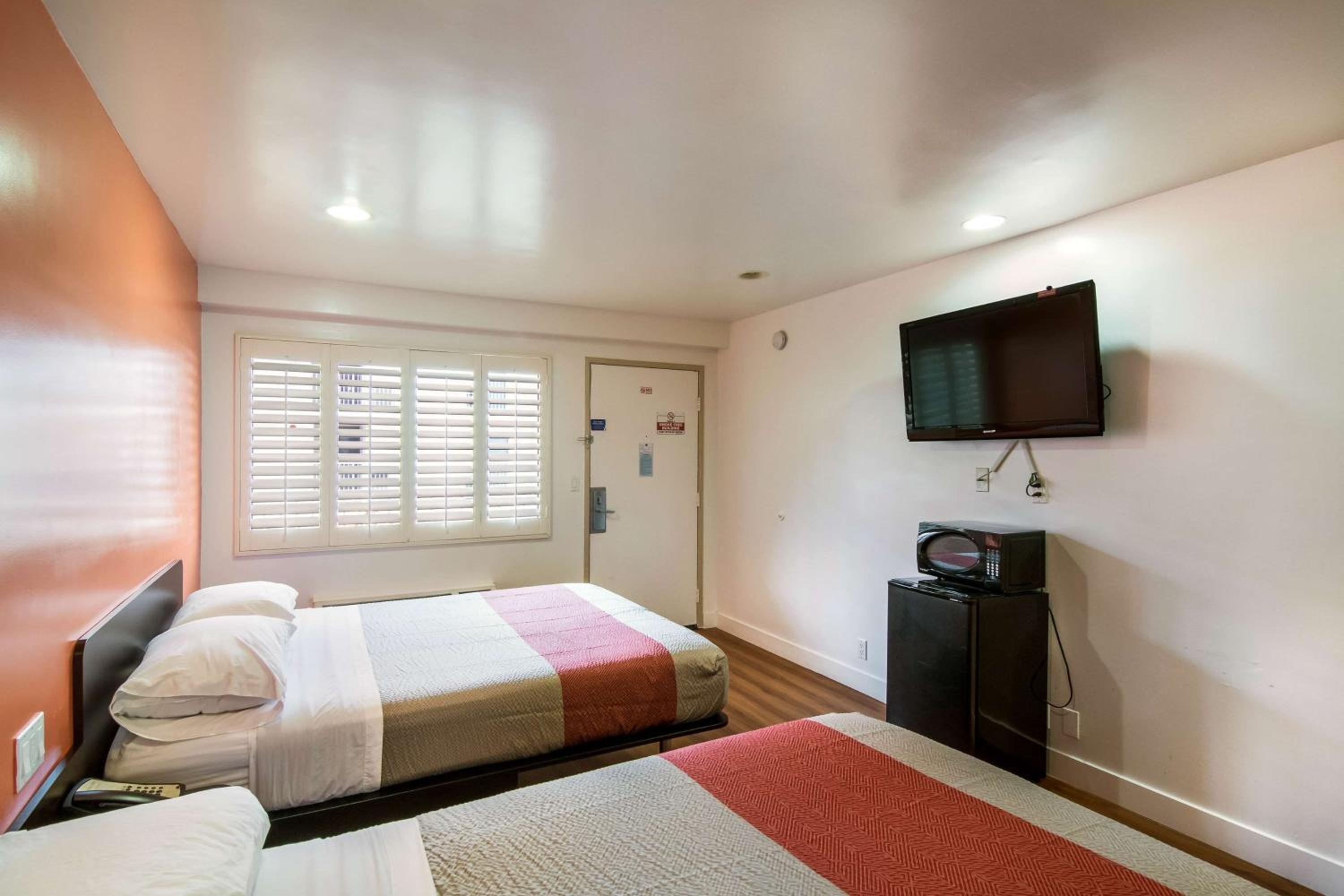 Queen Room with Two Queen Beds - Non-Smoking - Photo 3