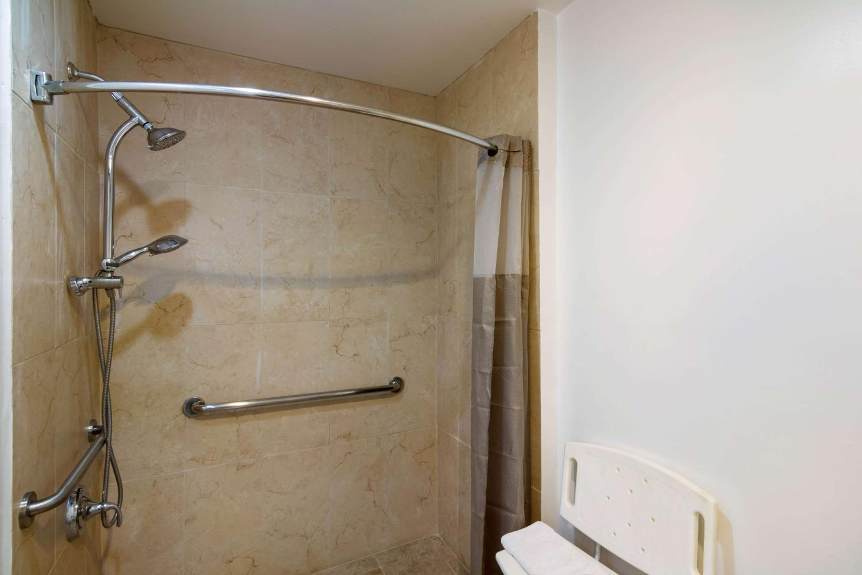 Queen Room - Disability Access - Non-Smoking - Photo 4