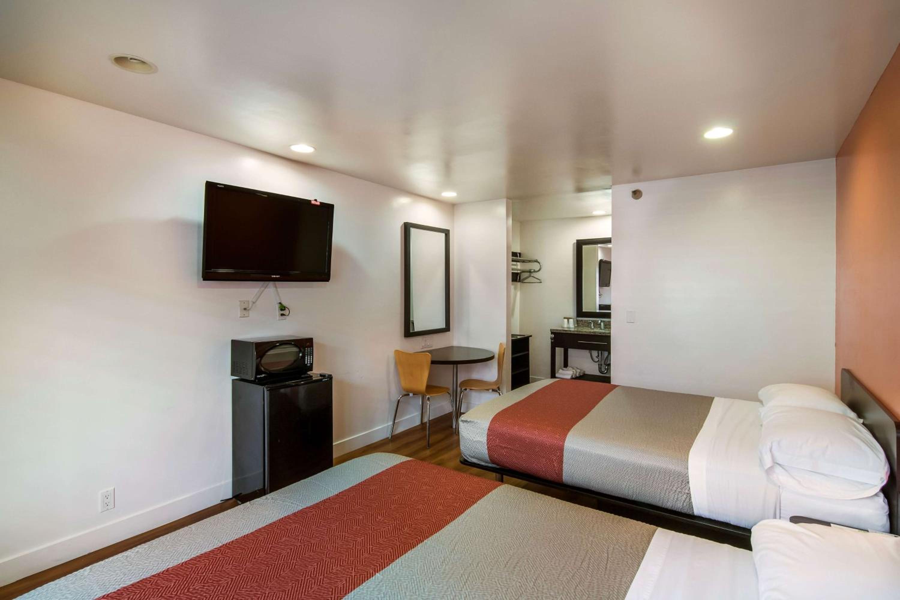 Queen Room with Two Queen Beds - Non-Smoking - Photo 1