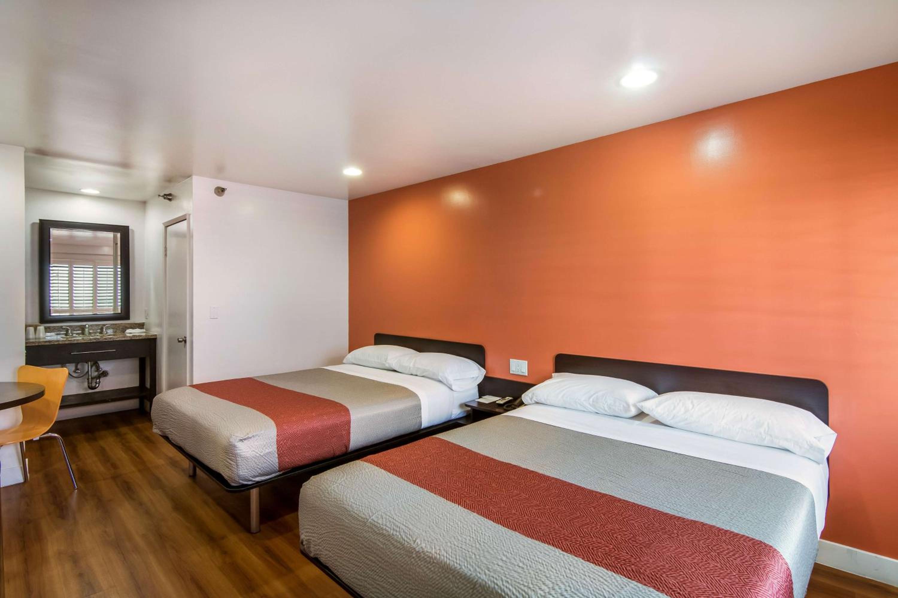 Queen Room with Two Queen Beds - Non-Smoking - Photo 5