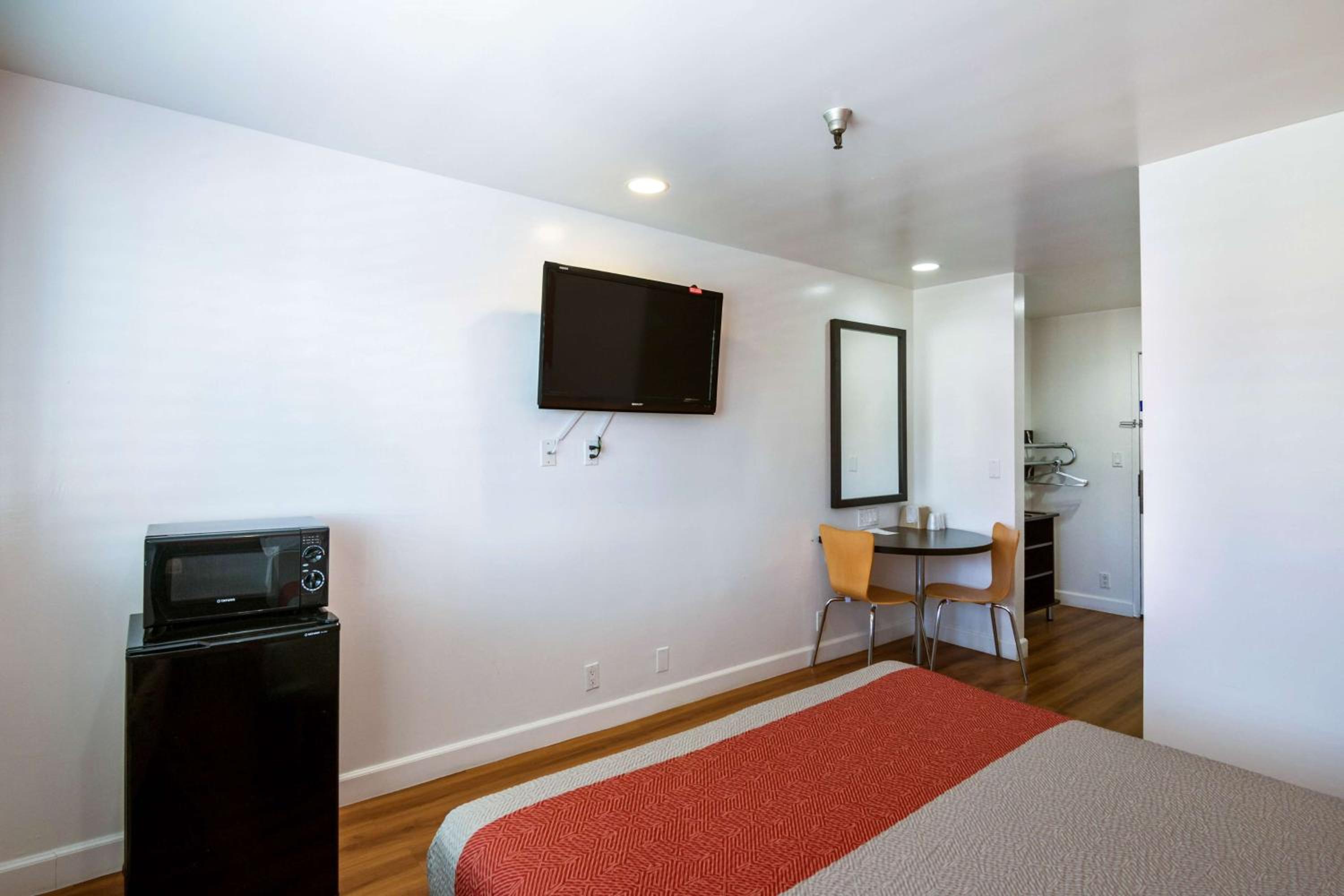 Queen Room - Disability Access - Non-Smoking - Photo 1