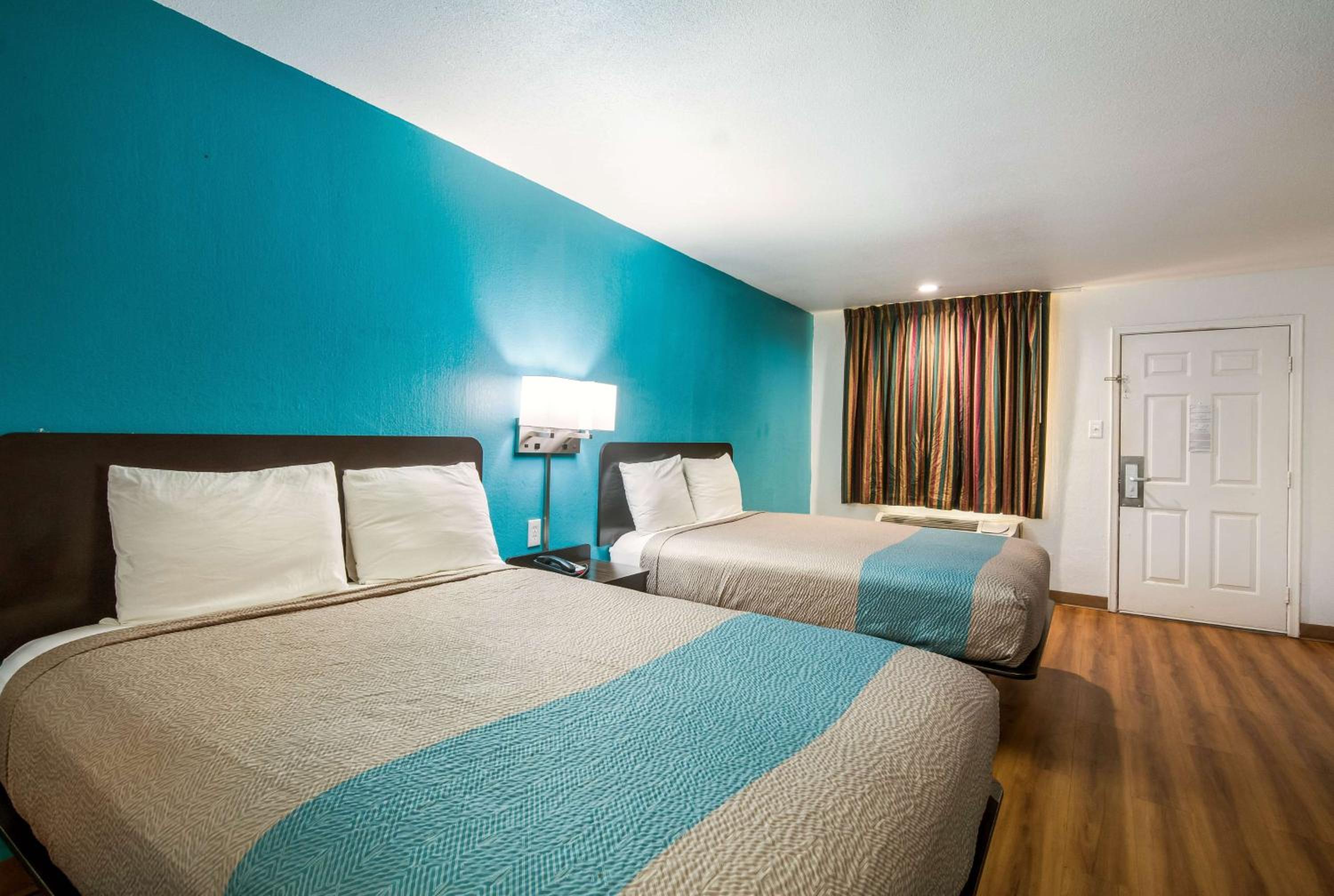 Deluxe Queen Room with Two Queen Beds - Smoking - Photo 2