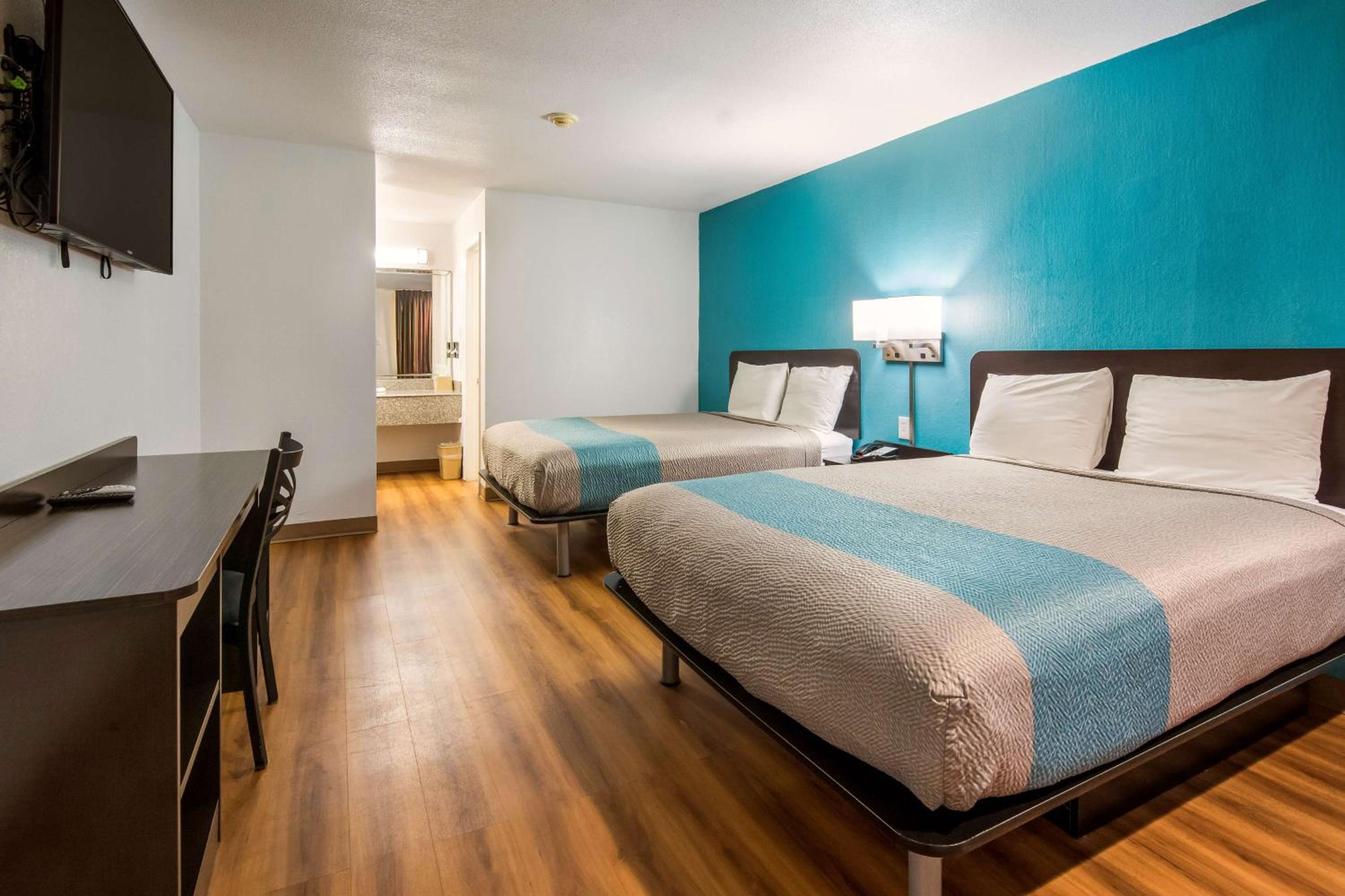 Deluxe Queen Room with Two Queen Beds - Smoking - Photo 4