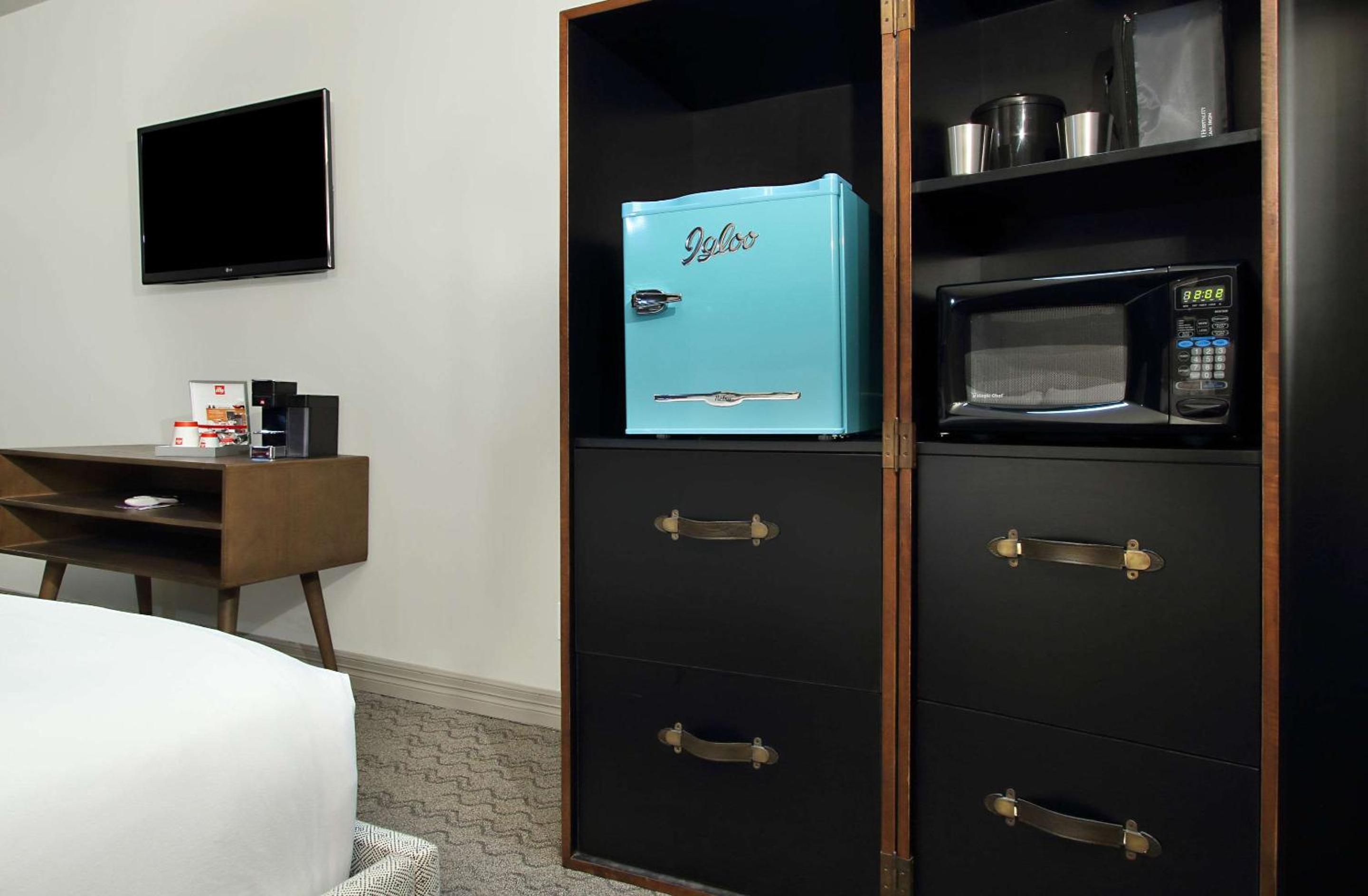 Queen Room with Two Queen Beds - Non-Smoking - Photo 1