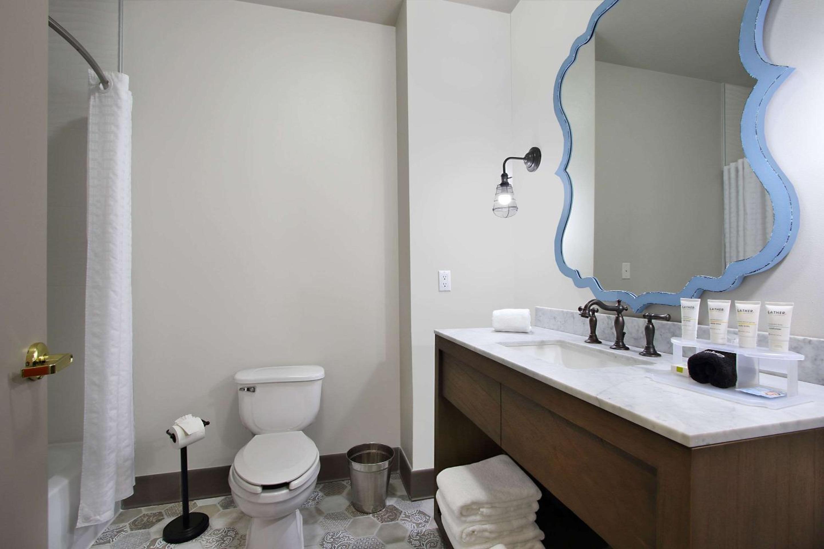 King Room - Non-Smoking - Photo 6