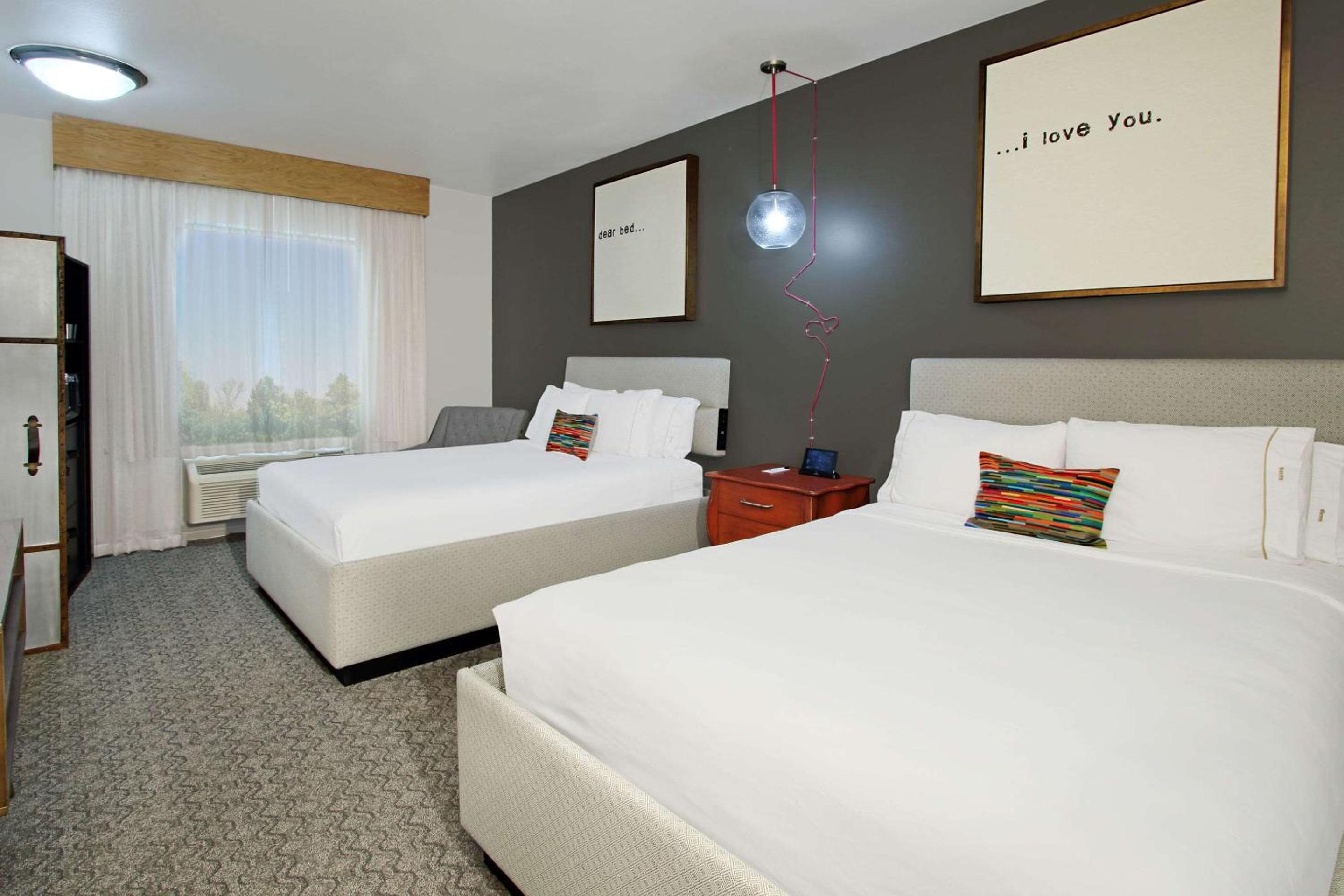 Queen Room with Two Queen Beds - Non-Smoking - Photo 2